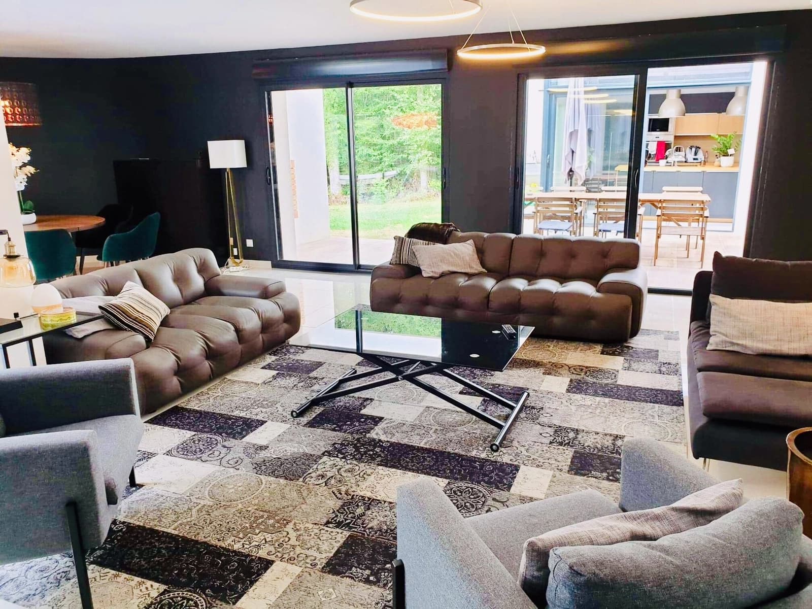Living room in Architect-designed house with swimming pool - 1