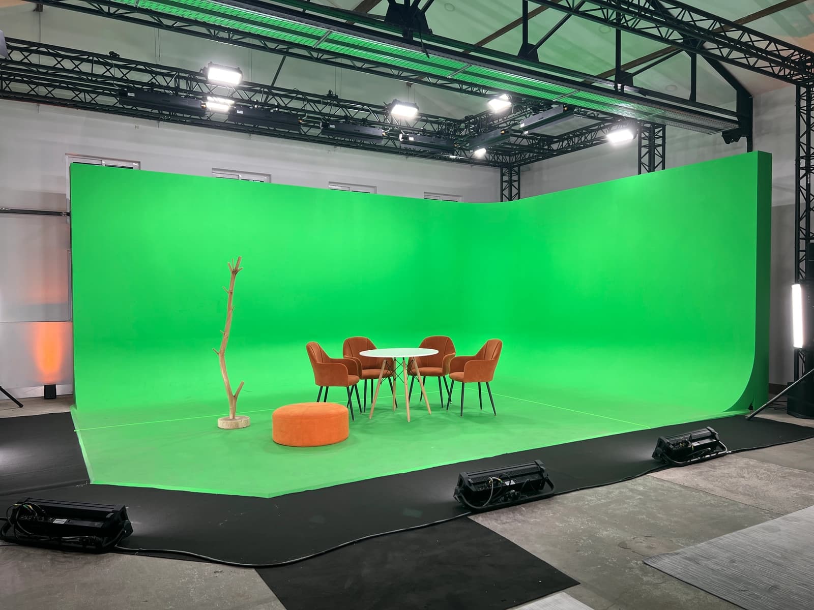 Salon dans Studio (35m²) avec cyclorama vert pour vos créations - 0