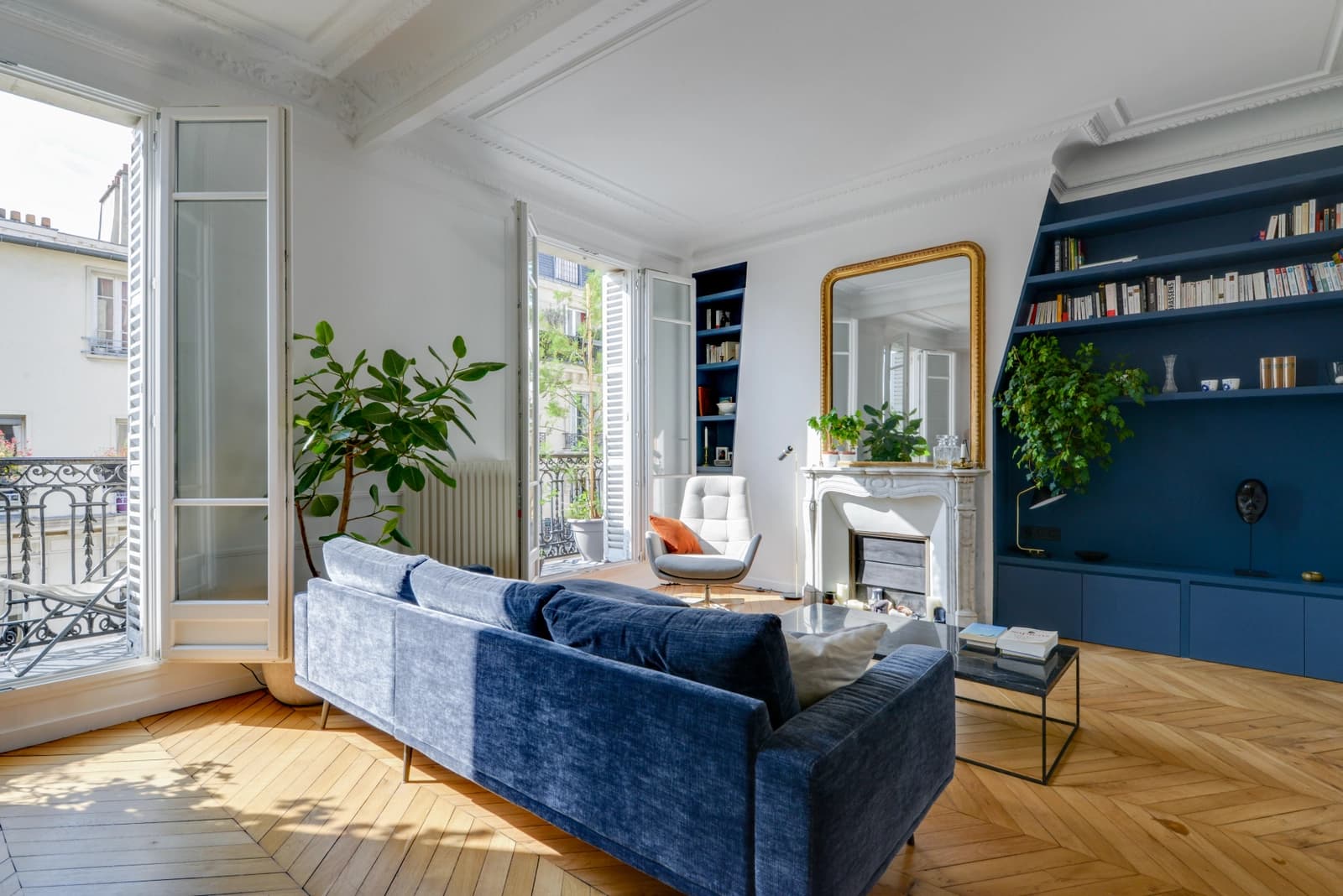 Salon dans Bel appartement alliant charme Haussmannien et design - 1