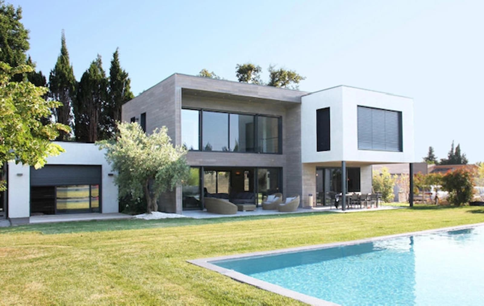 Demeure au design contemporain, lignes sculpturales