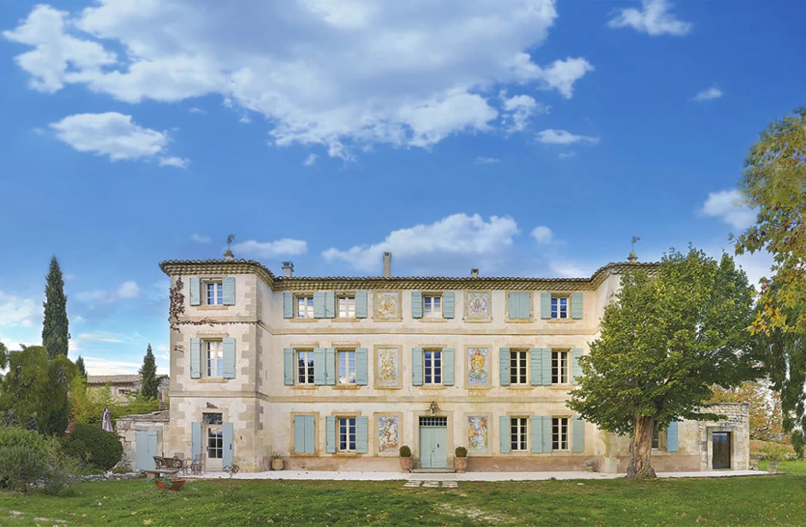 Château majestueux au coeur du Luberon provençal