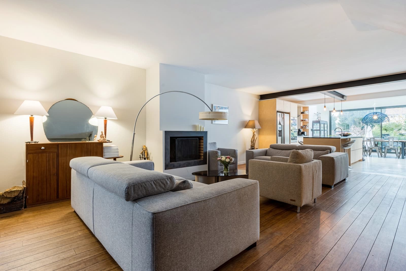 Salon dans Rueil-Malmaison: maison à l'esprit "Loft" et design - 1