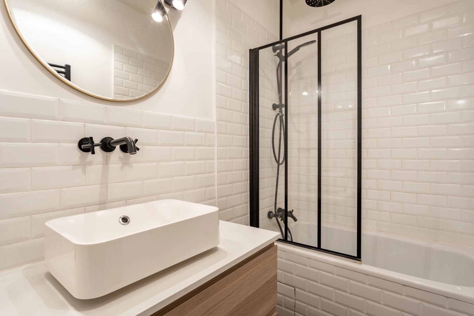 Salle de bain dans Appartement plein sud avec ses balcons ensoleillés - 1