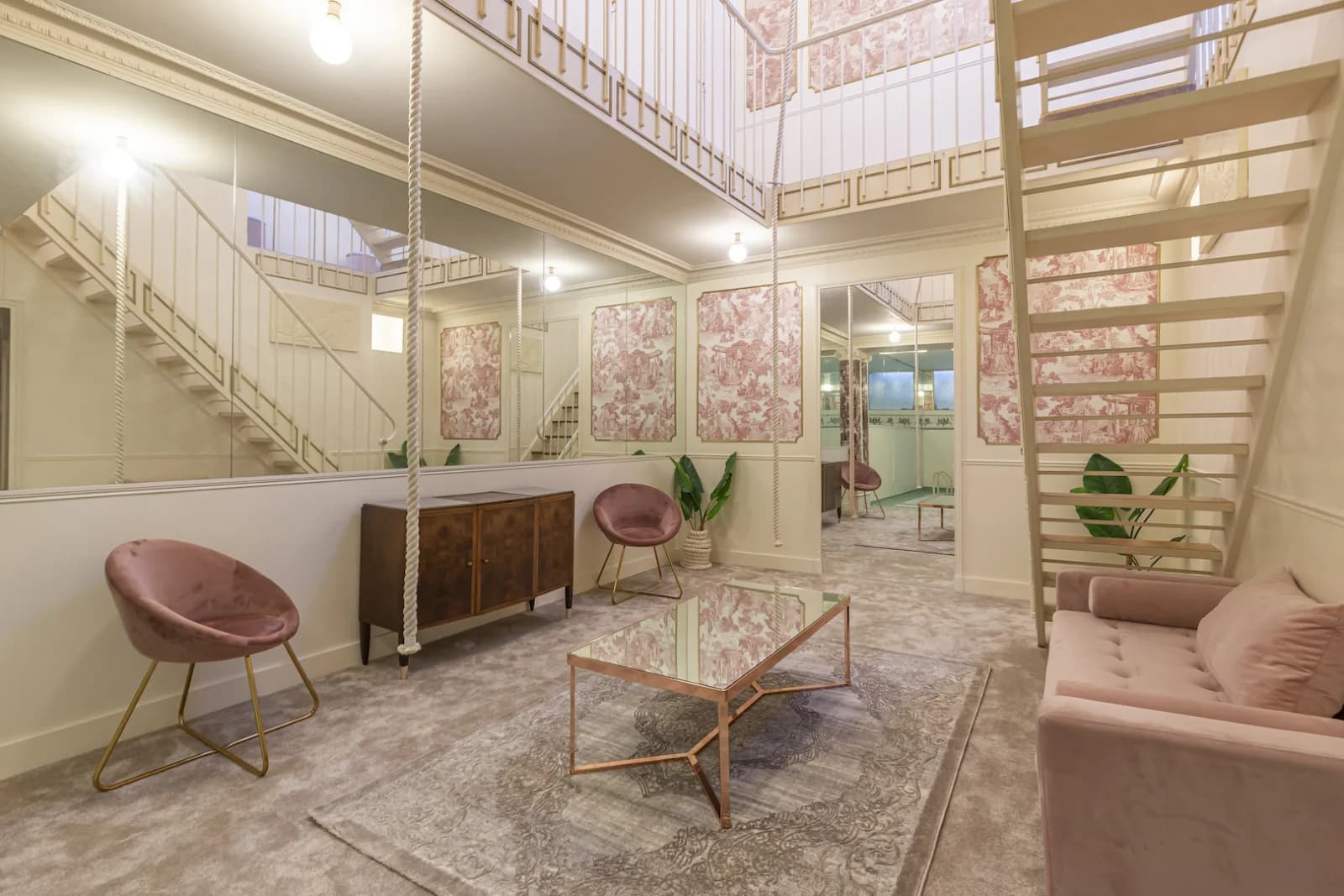 Salle de réunion dans Espace atypique avec sa piscine intérieure surprenante - 1