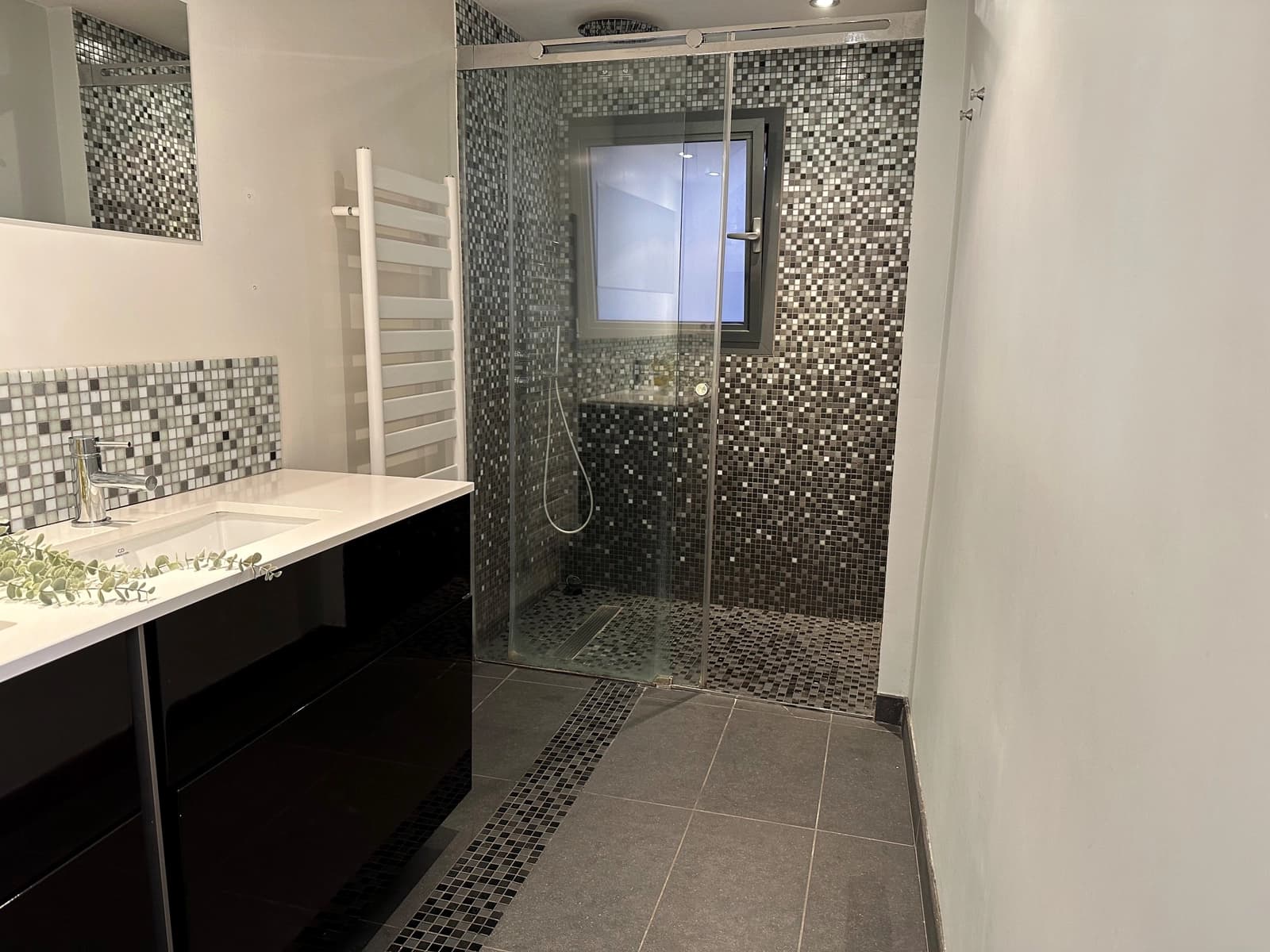 Salle de bain dans Loft en plein coeur de la vie urbaine et animée - 1