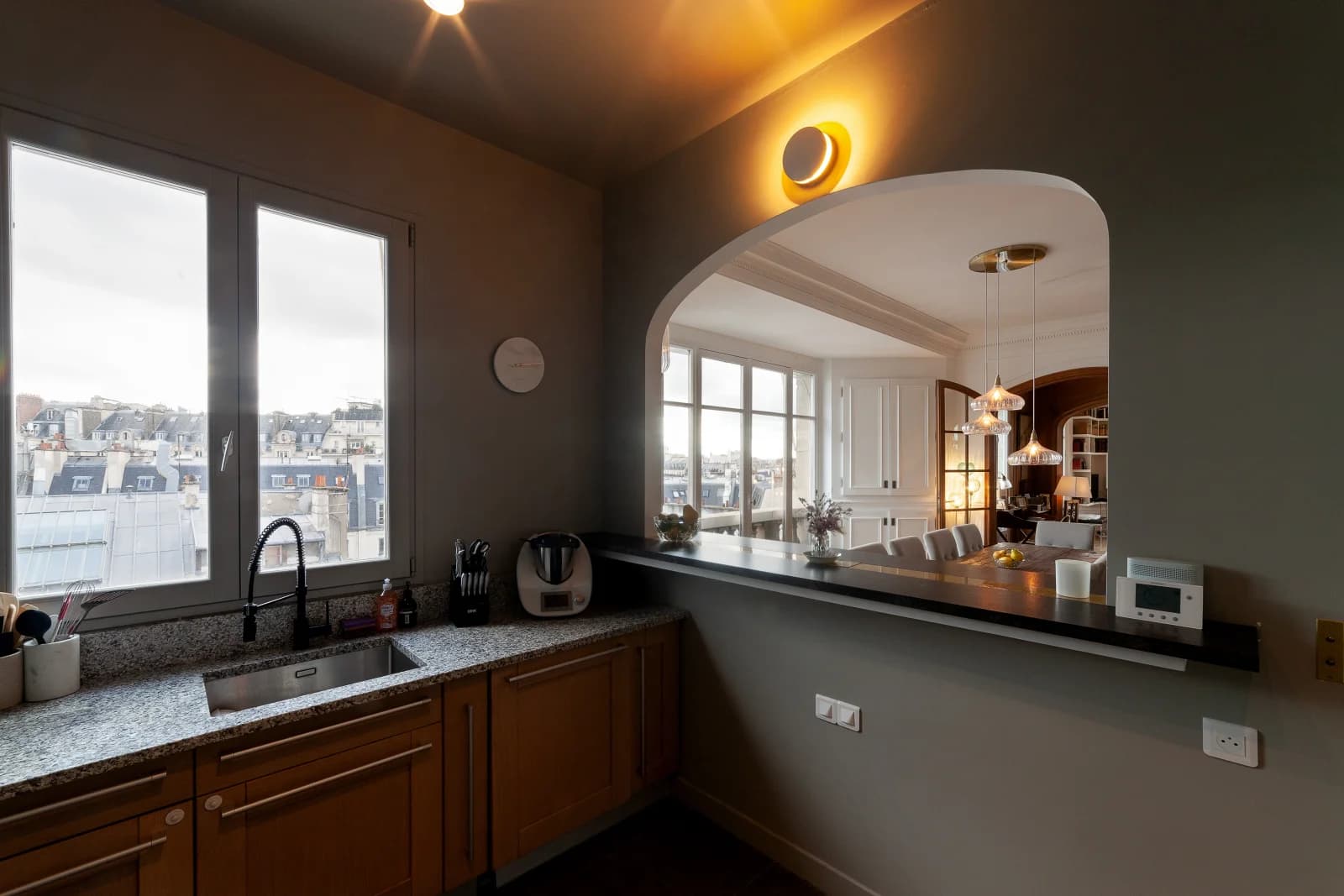 Cuisine dans L'élégance d'un magnifique appartement haussmannien - 1