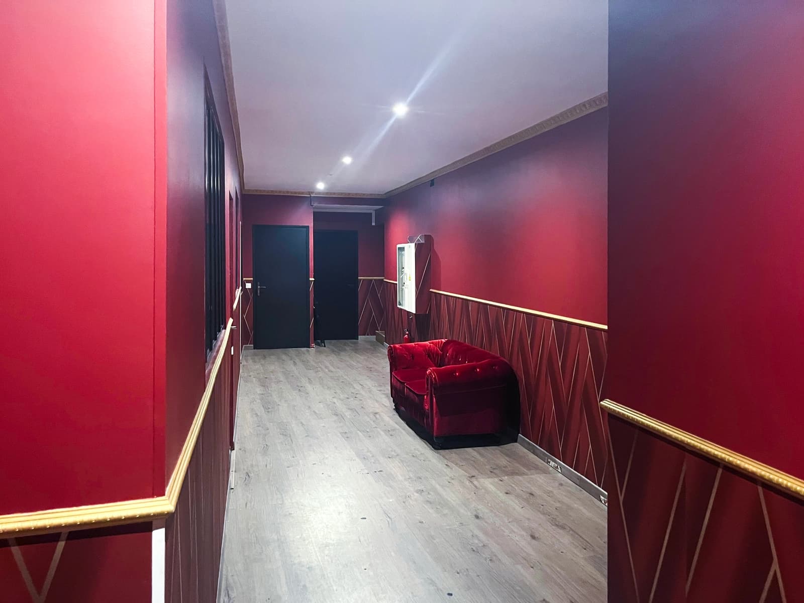 Espace Couloir Rouge: un passage au design audacieux - 4