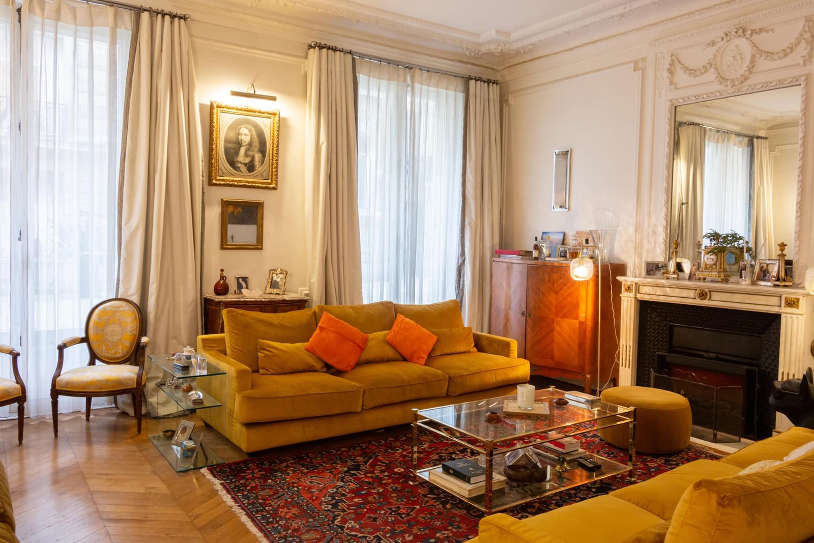 Salon dans Vaste Haussmannien parisien au charme singulier - 0