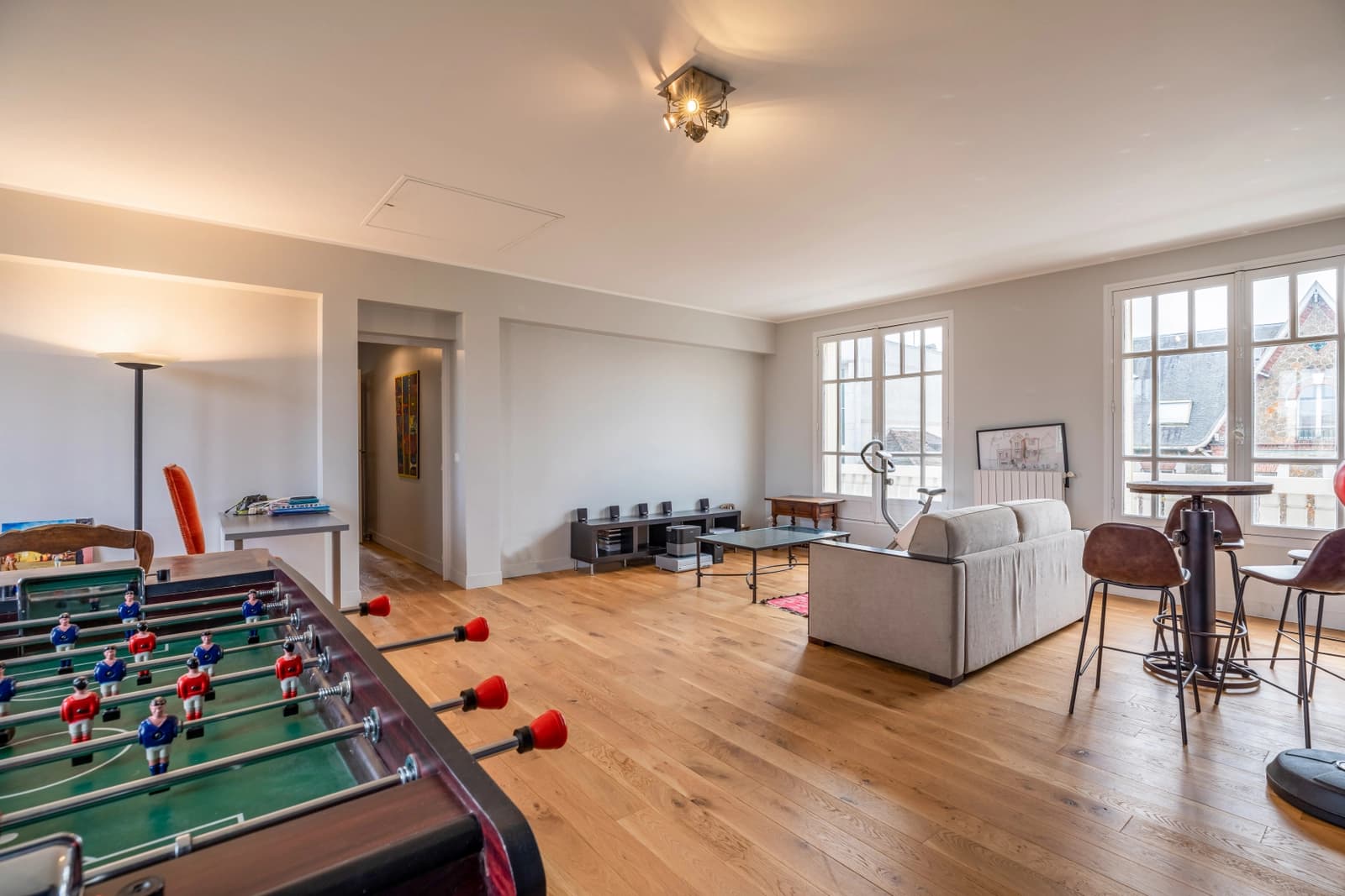 Salon dans Colombes: maison de 300m² avec un vaste jardin arboré - 1
