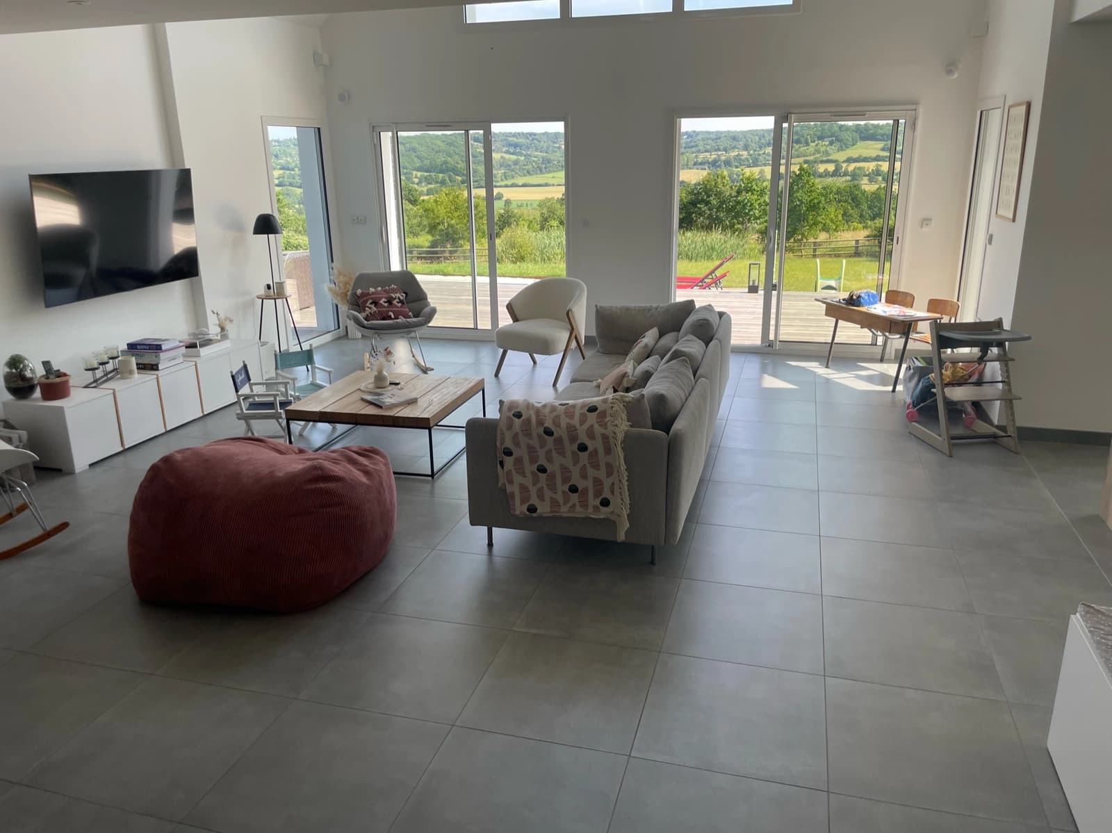 Salon dans Maison en bois avec piscine, une oasis de nature - 1