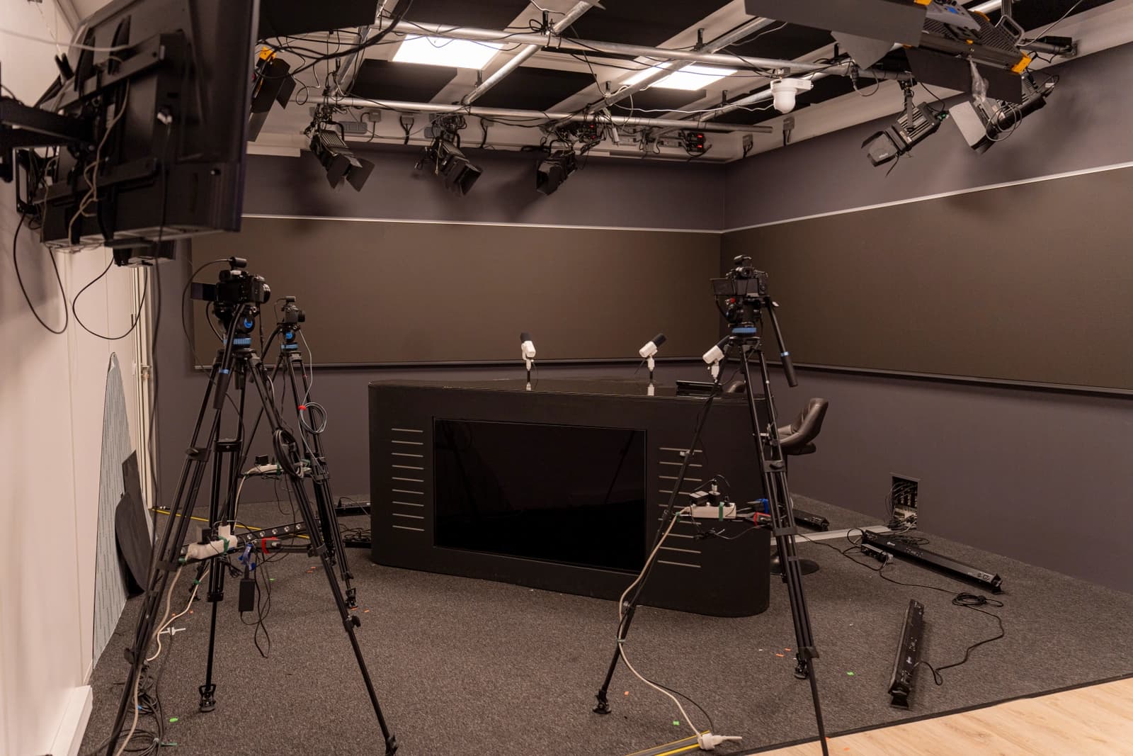 Space Talkshow Paris 2 studio set 9m LED screen - 4