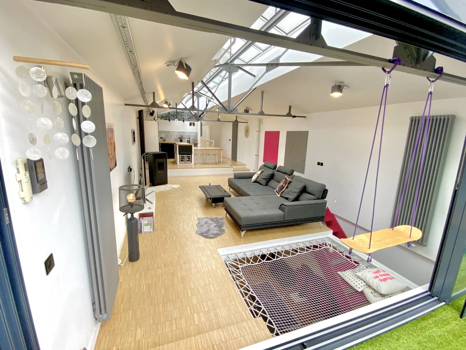 Salon dans Maison esprit loft sublimée par une verrière lumineuse - 1