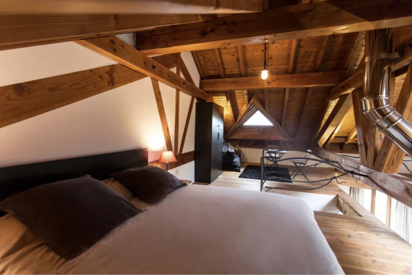 Salon dans Cachet authentique: poutres et pierres dans ce grand loft - 1
