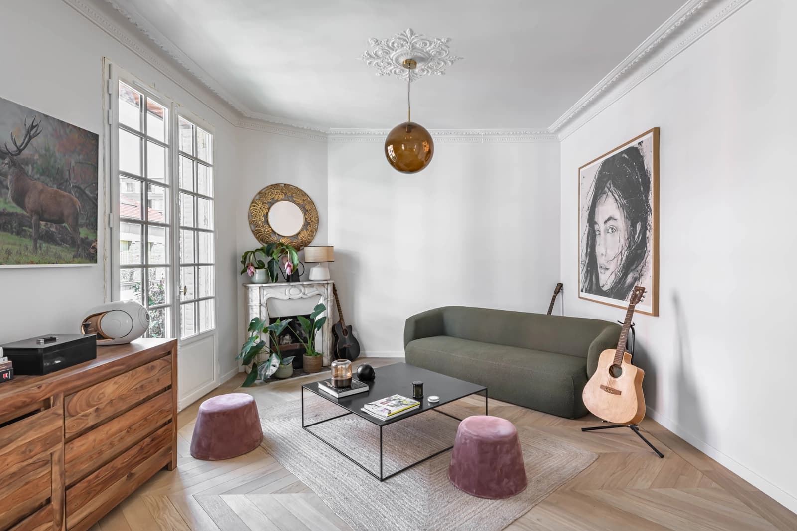 Living room in Beautiful house with terrace and balcony - 1