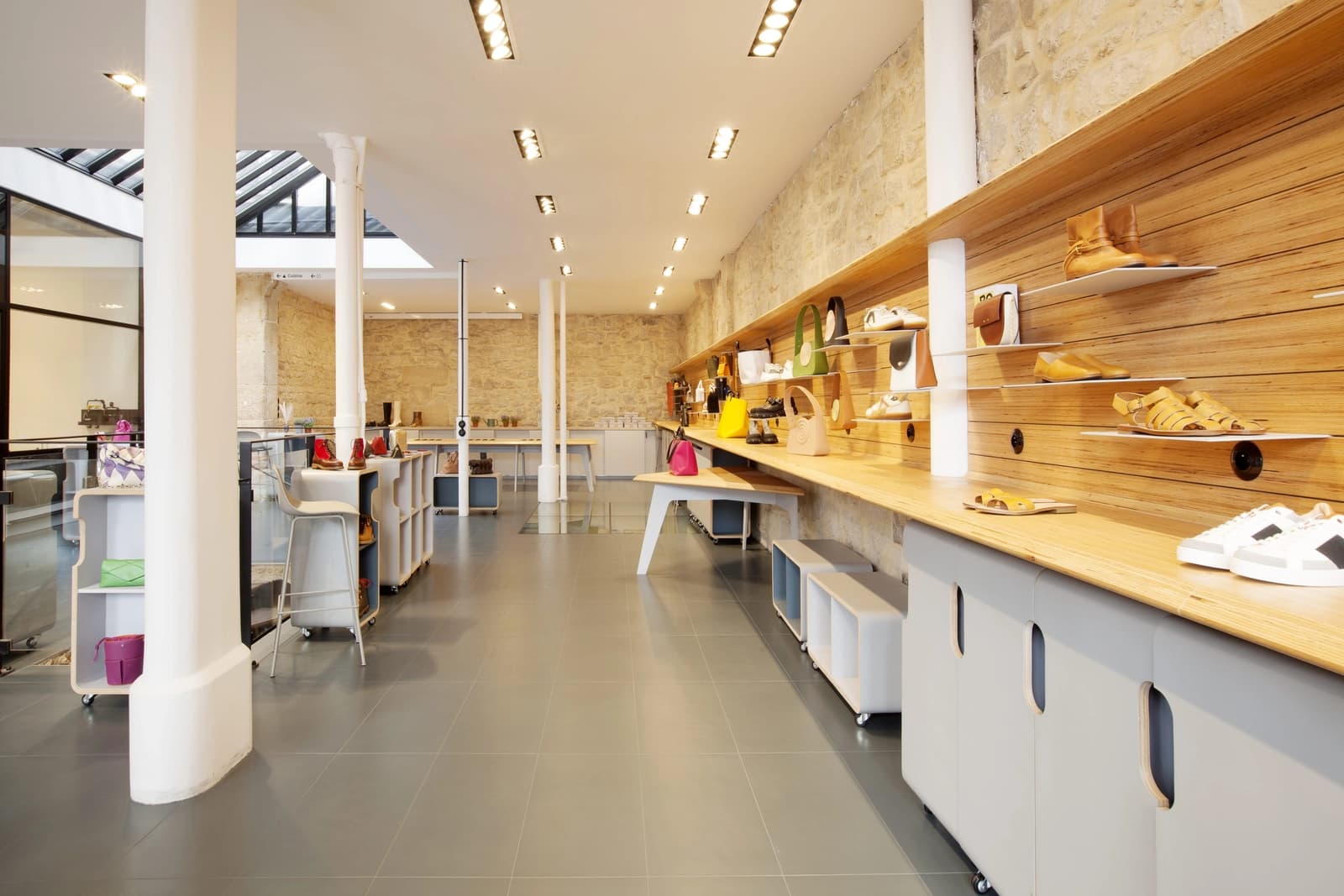 Cuisine dans Espace moderne et lumineux sous une grande verrière - 1