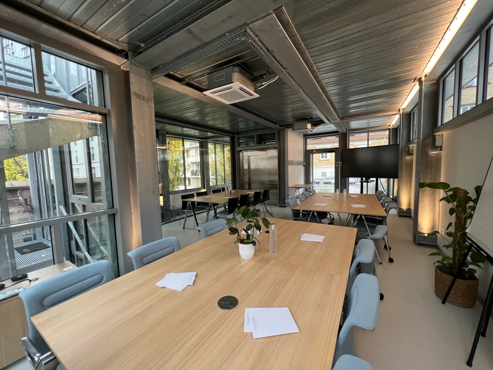 Salle de réunion dans La Verrière: un loft baigné de lumière naturelle - 1
