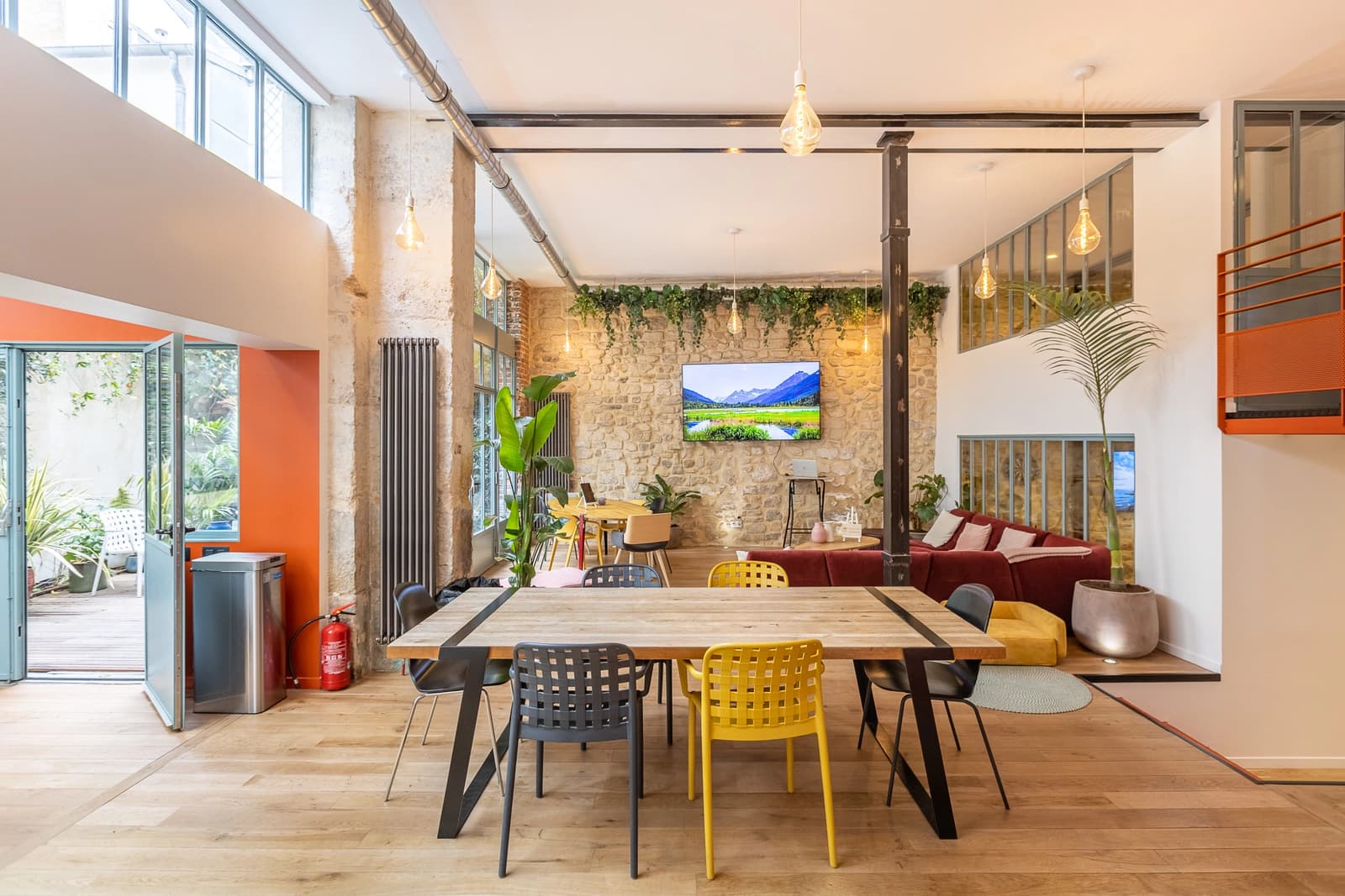 Salle de réunion dans Atelier d'artiste parisien avec terrasse, lieu inspirant - 1