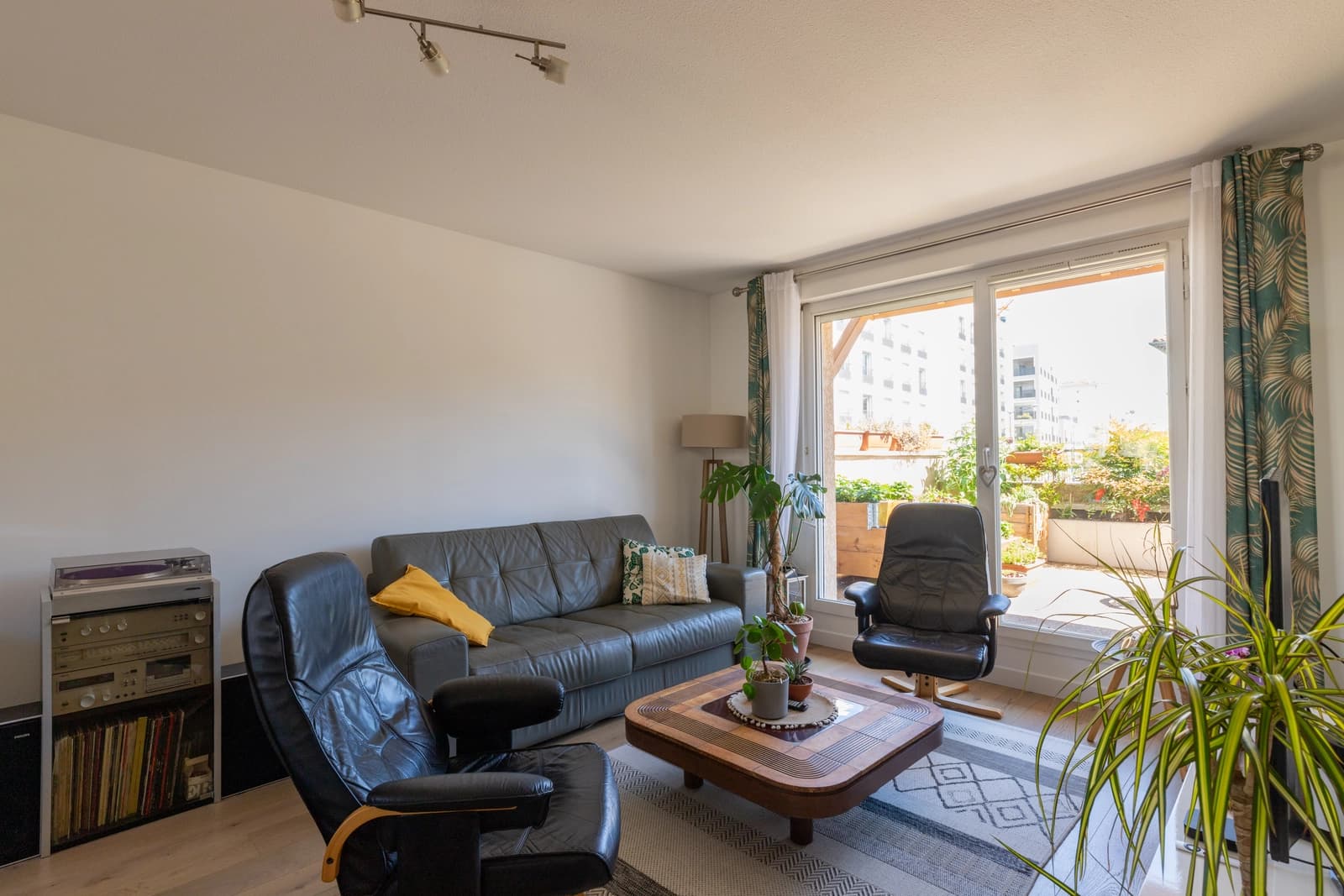 Living room in Magnificent renovated duplex, large flowered terrace - 1