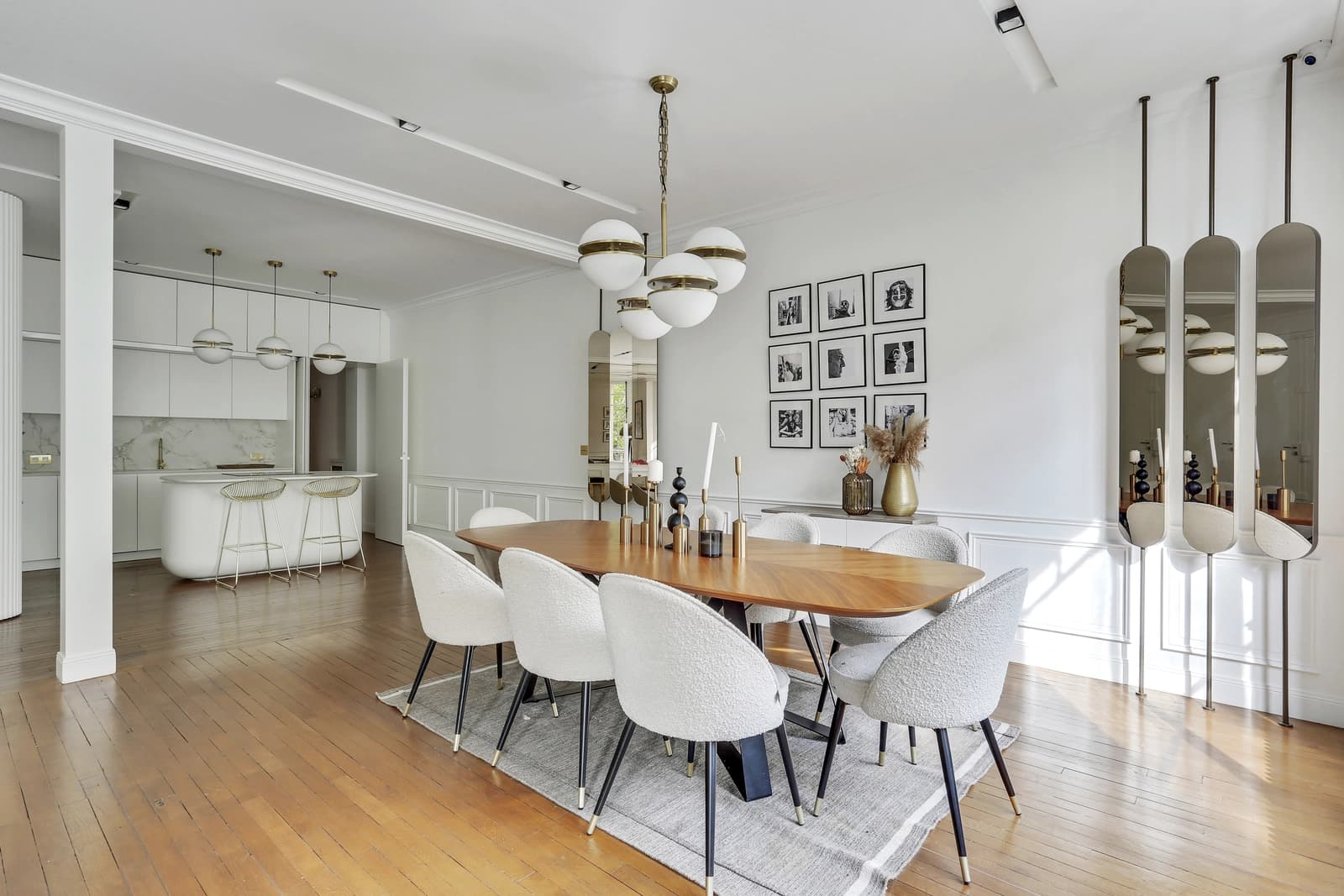 Salle de réunion dans Logement design avec vue privilégiée sur la Tour Eiffel - 1