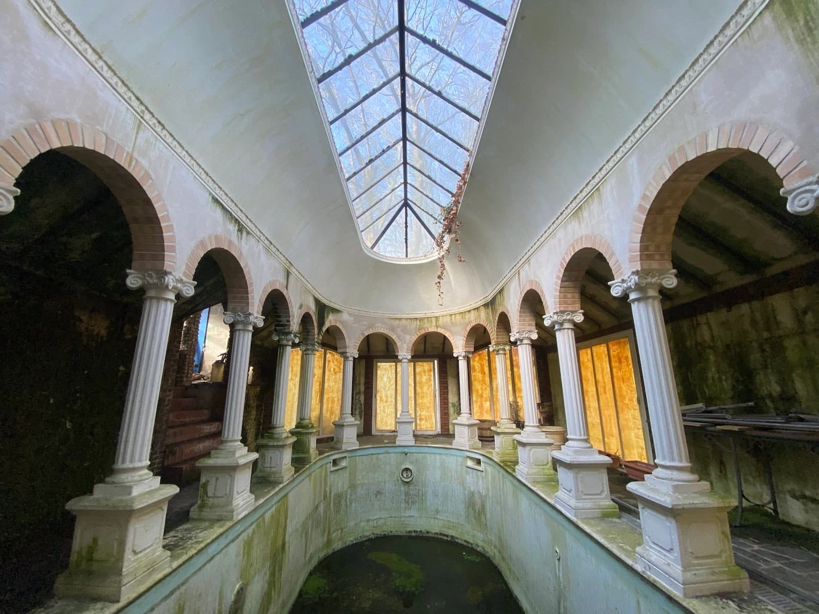 Piscine à colonnes, décor unique