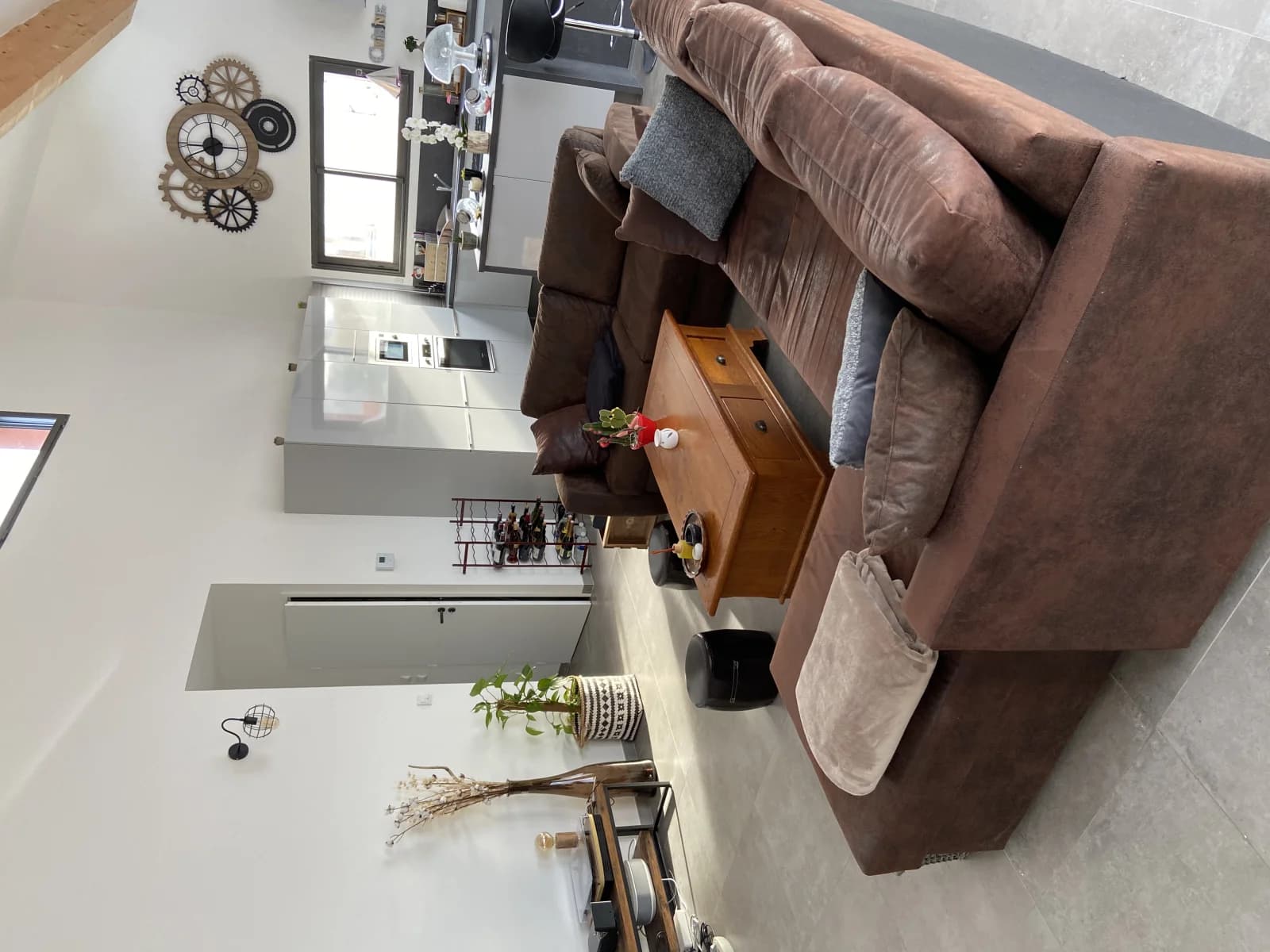 Living room in 130m² modern industrial apartment - 1