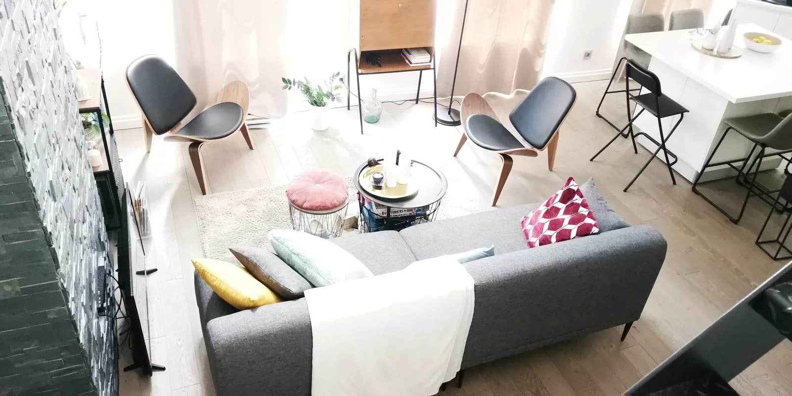 Salon dans Metz: espace loft au design contemporain et épuré - 1