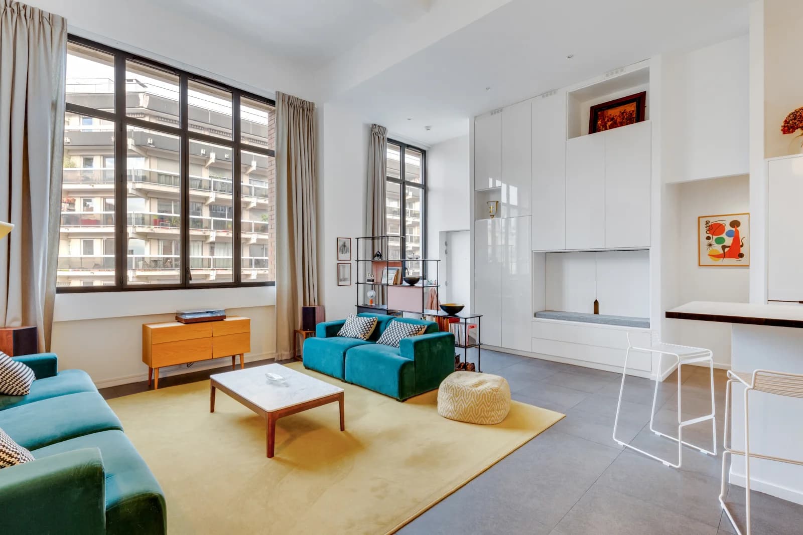 Living room in Modern apartment with 4m height - 1