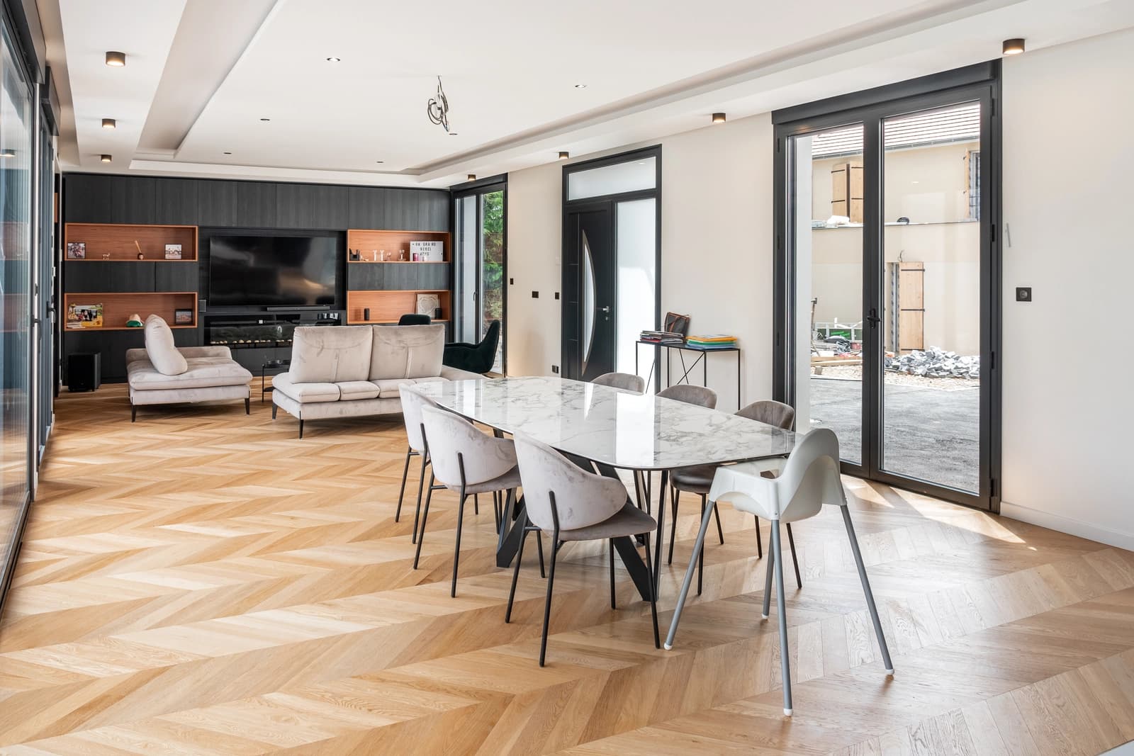 Salle de réunion dans Villa avec espace de jeux convivial et piscine - 1