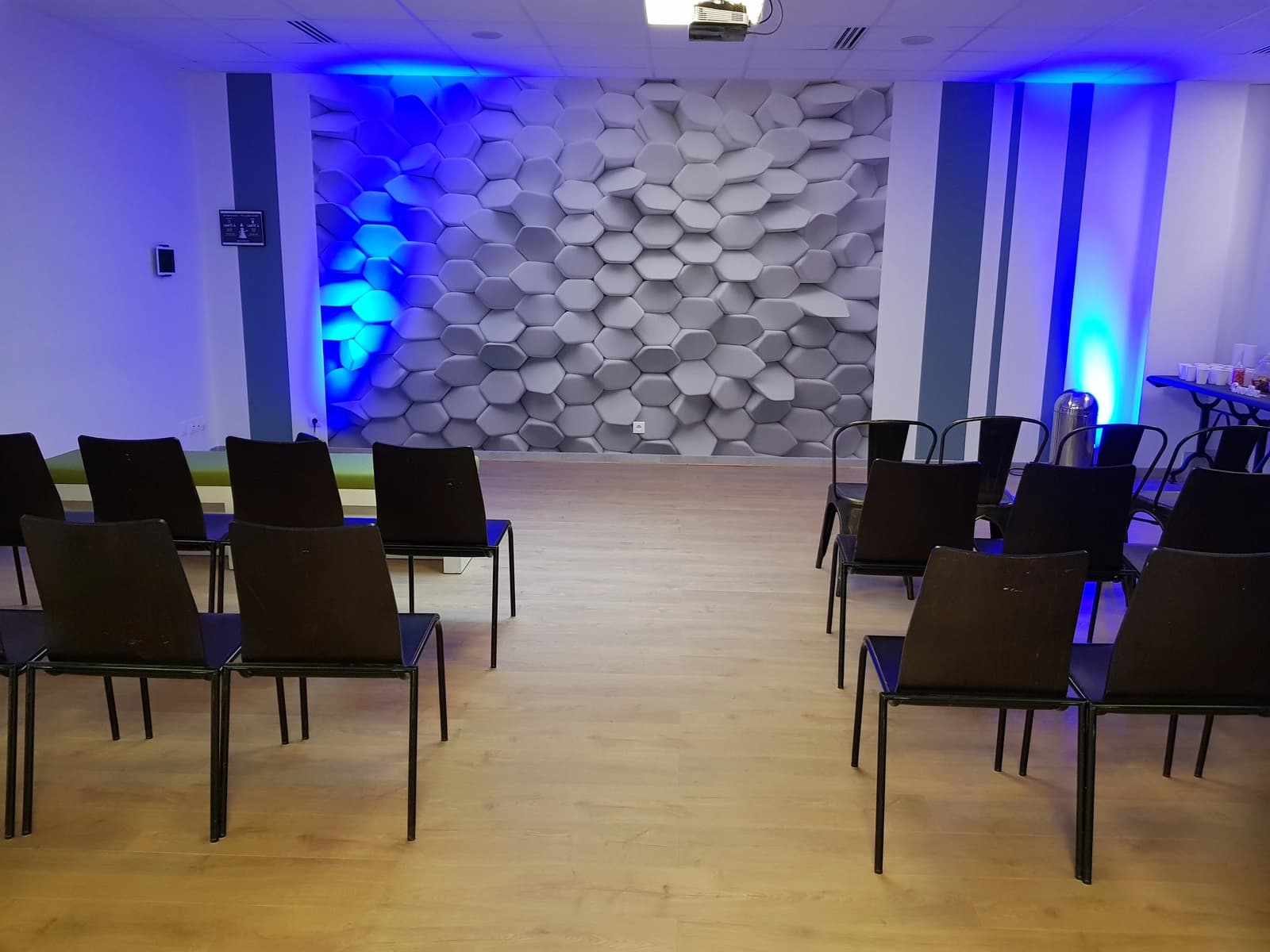 Meeting room in Atypical place and café - 1