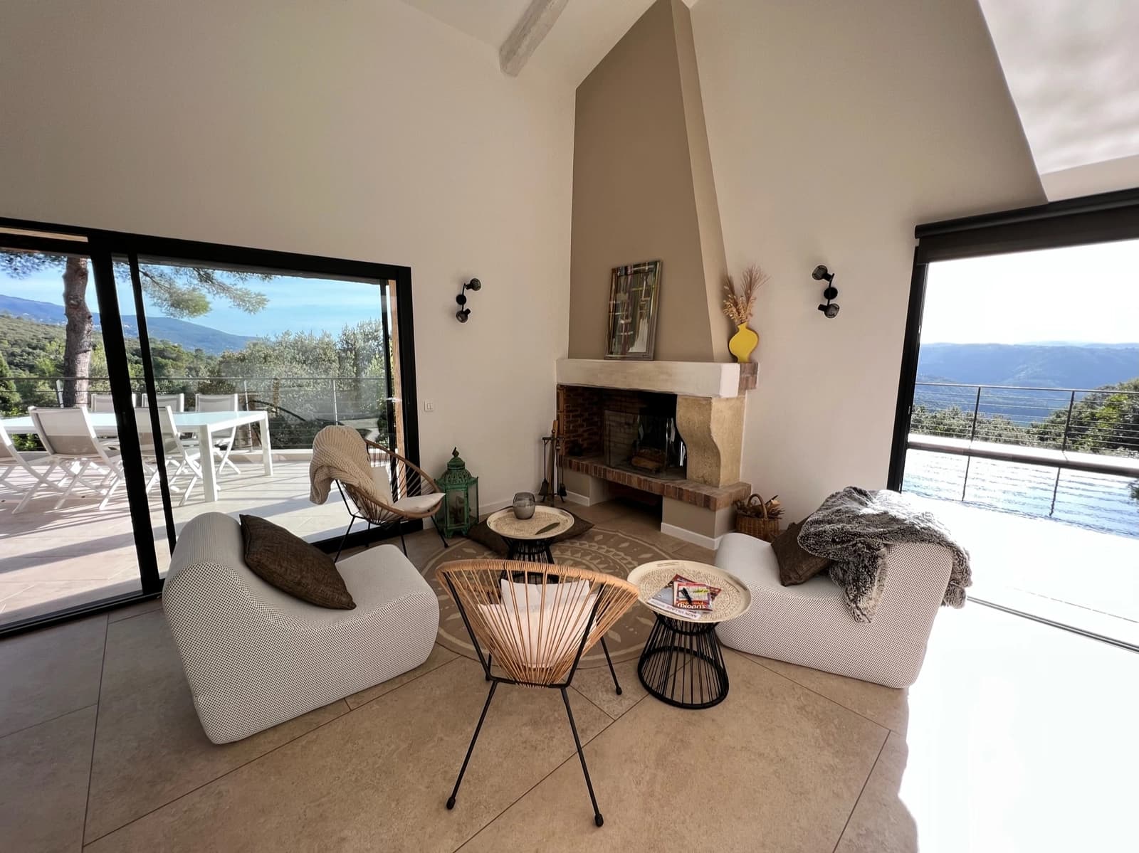 Living room in Magnificent villa with lake view - 1