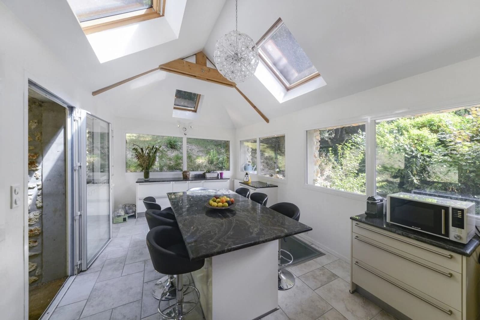 Espace Maison avec vue sur la forêt et piscine - 3