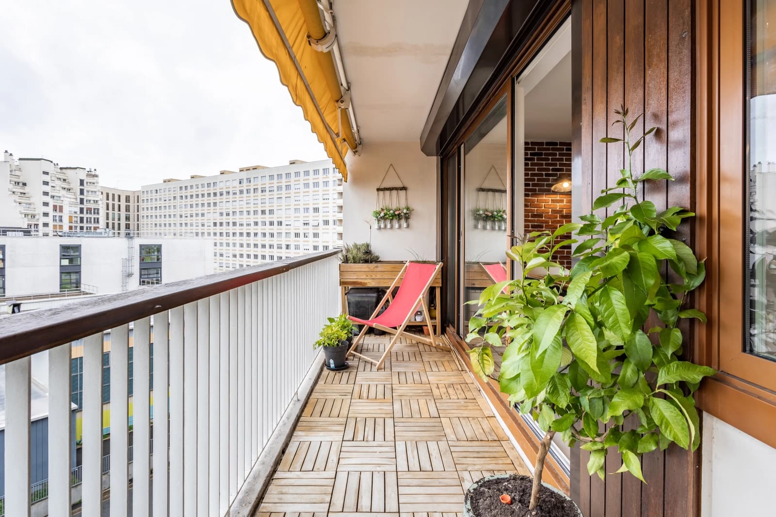 Meeting room in Bright loft-style apartment with balcony - 1