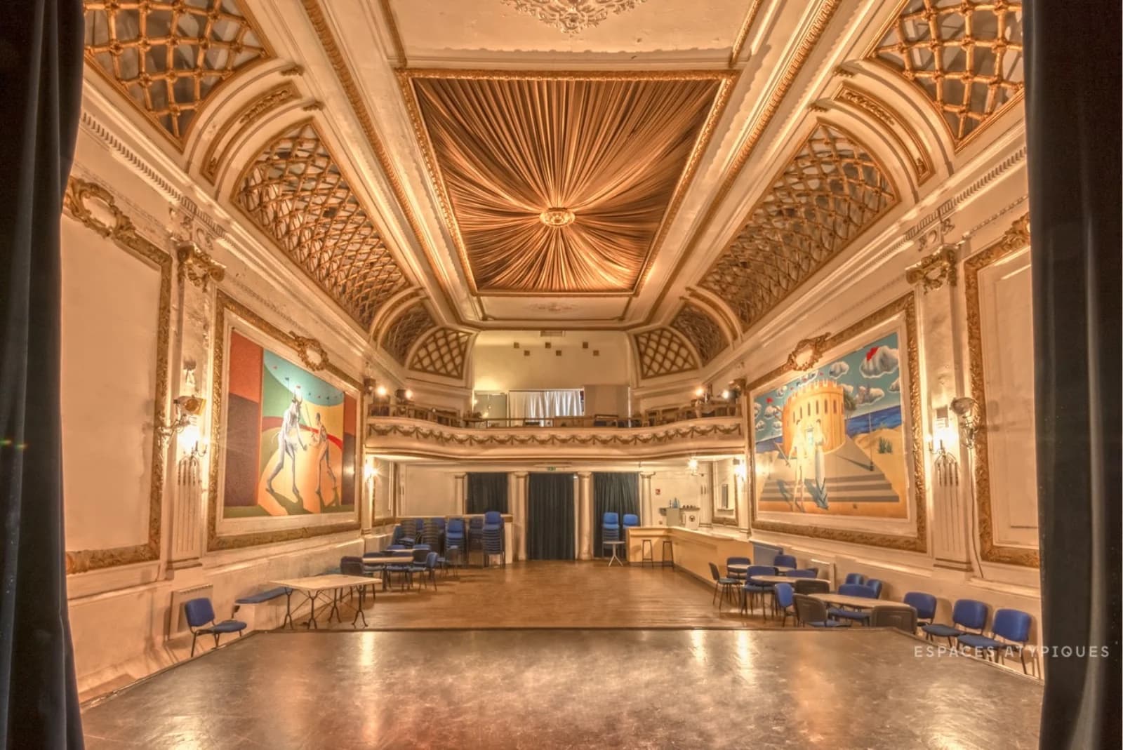 Salon dans Béziers: théâtre historique (1898), un lieu chargé d'art - 1