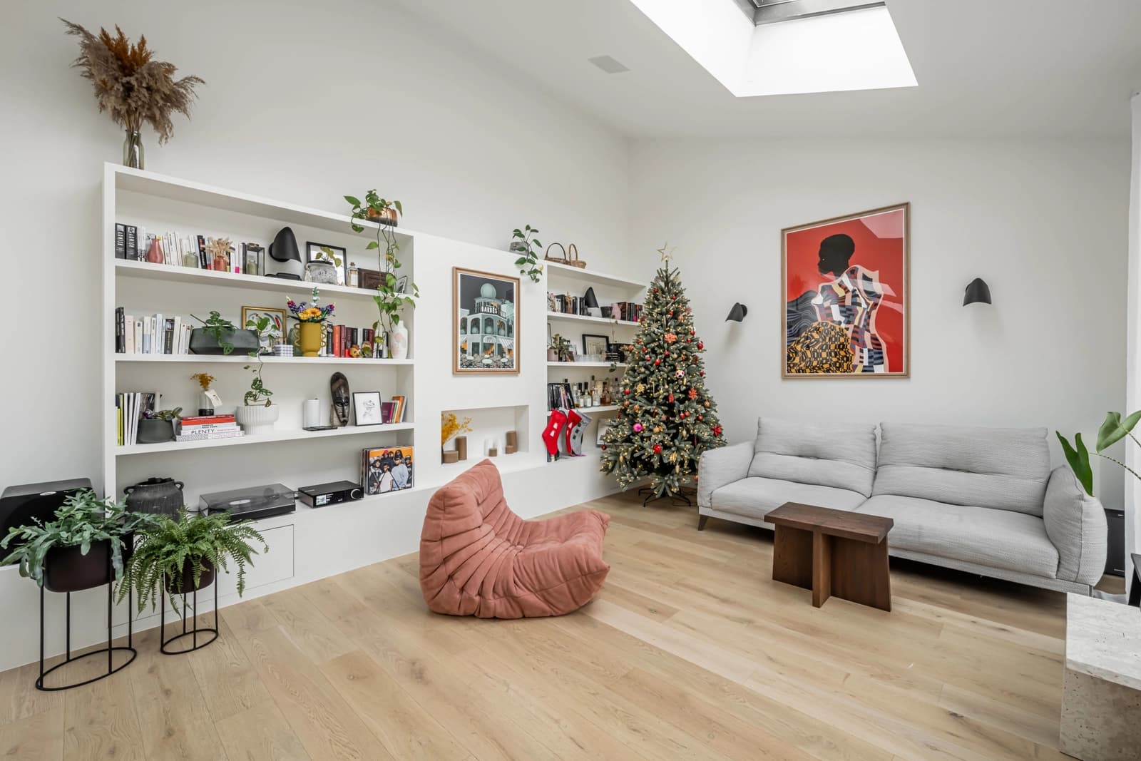Space Atypical, uncluttered loft with lots of light - 1
