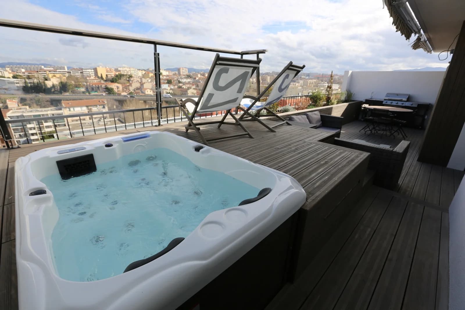 Salle de bain dans Appartement en rooftop avec terrasse et spa privatif - 1