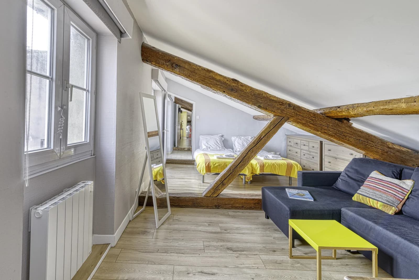 Salon dans Adresse de prestige pour ce charmant appartement unique - 1