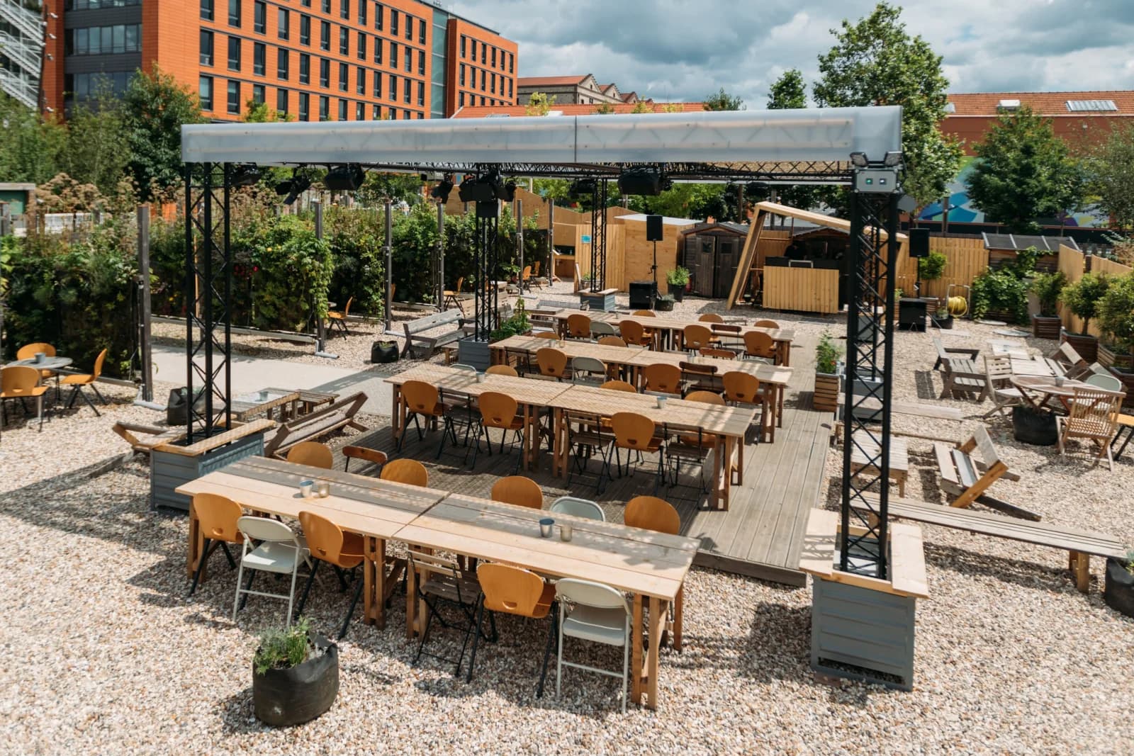 Salle de réunion dans Aubervilliers: grand jardin paysager, une oasis urbaine - 0