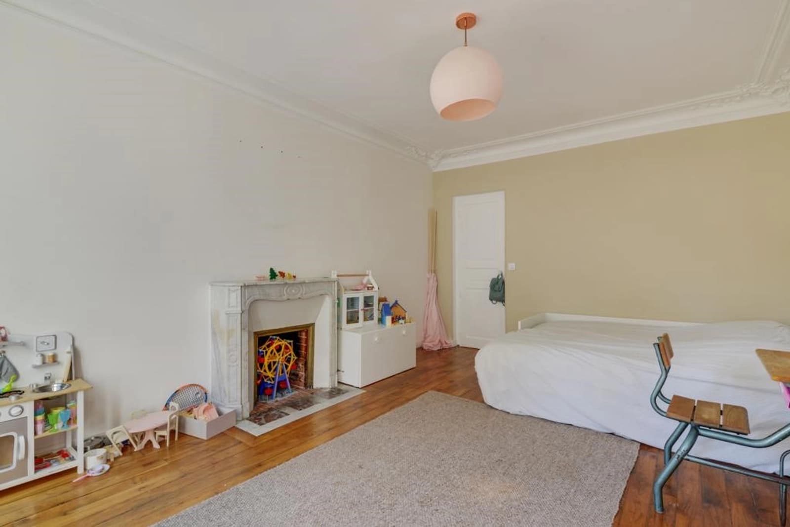 Living room in Family apartment in the heart of Levallois - 1