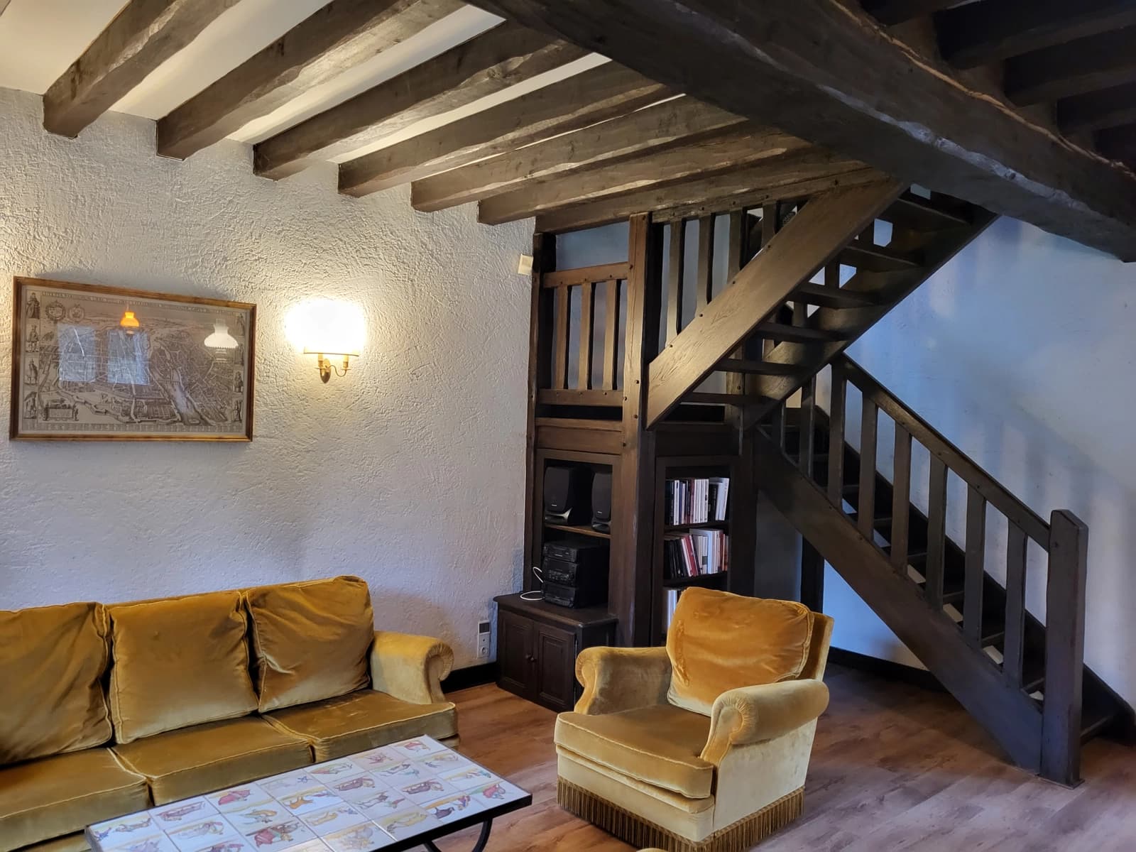 Salon dans Petite chaumière nichée au milieu des bois, un conte de fées - 1