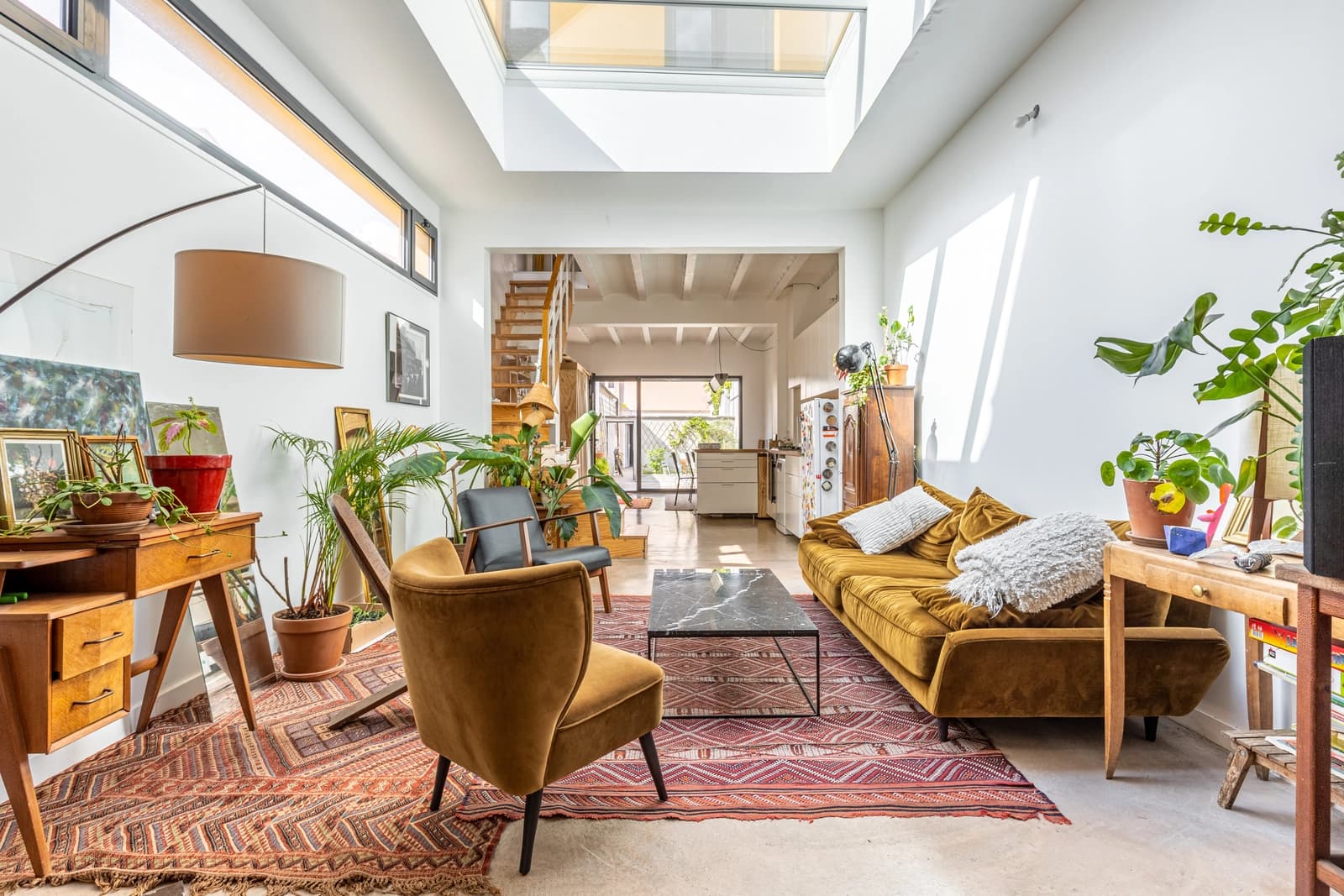 Living room in Backyard house with large atypical volume - 0