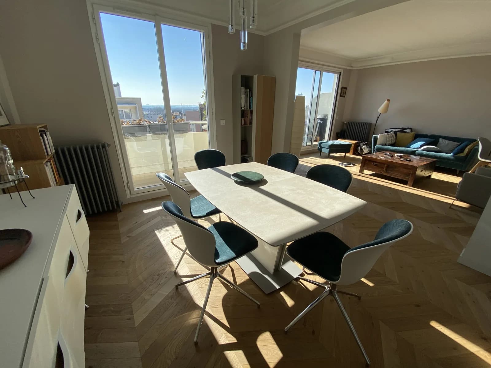 Grand séjour salon s'ouvrant sur une belle terrasse