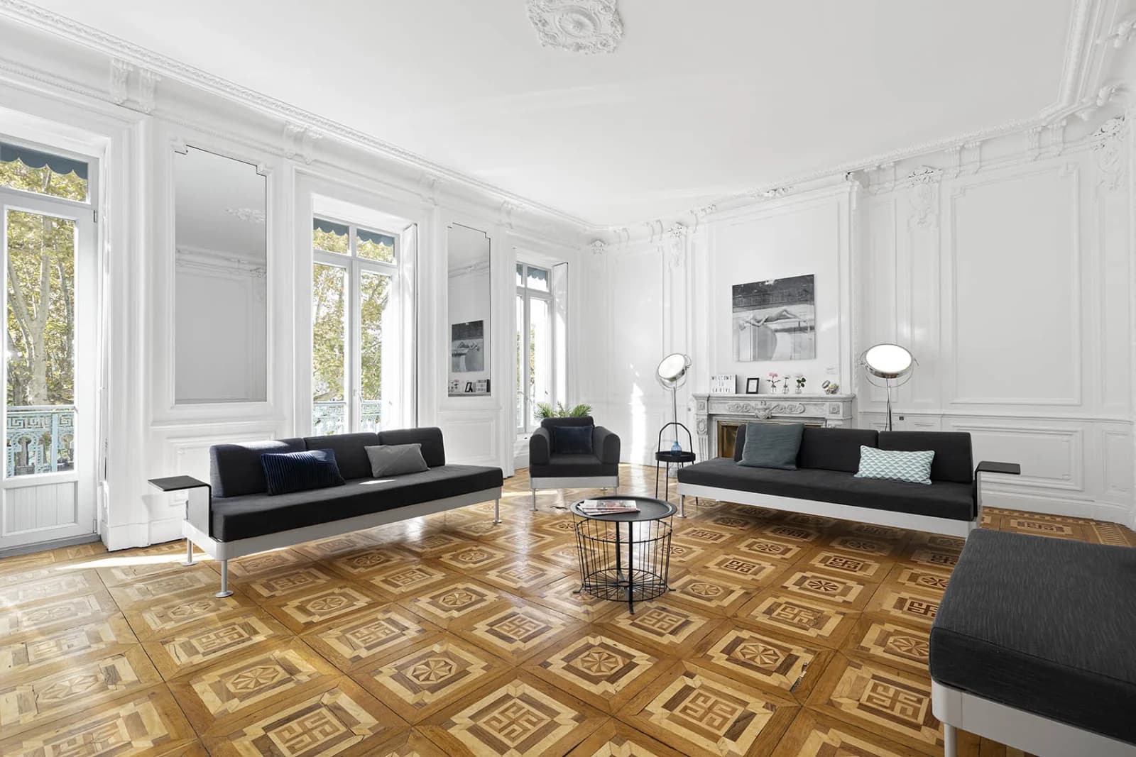 Le grand salon convivial de l'espace moderne connecté