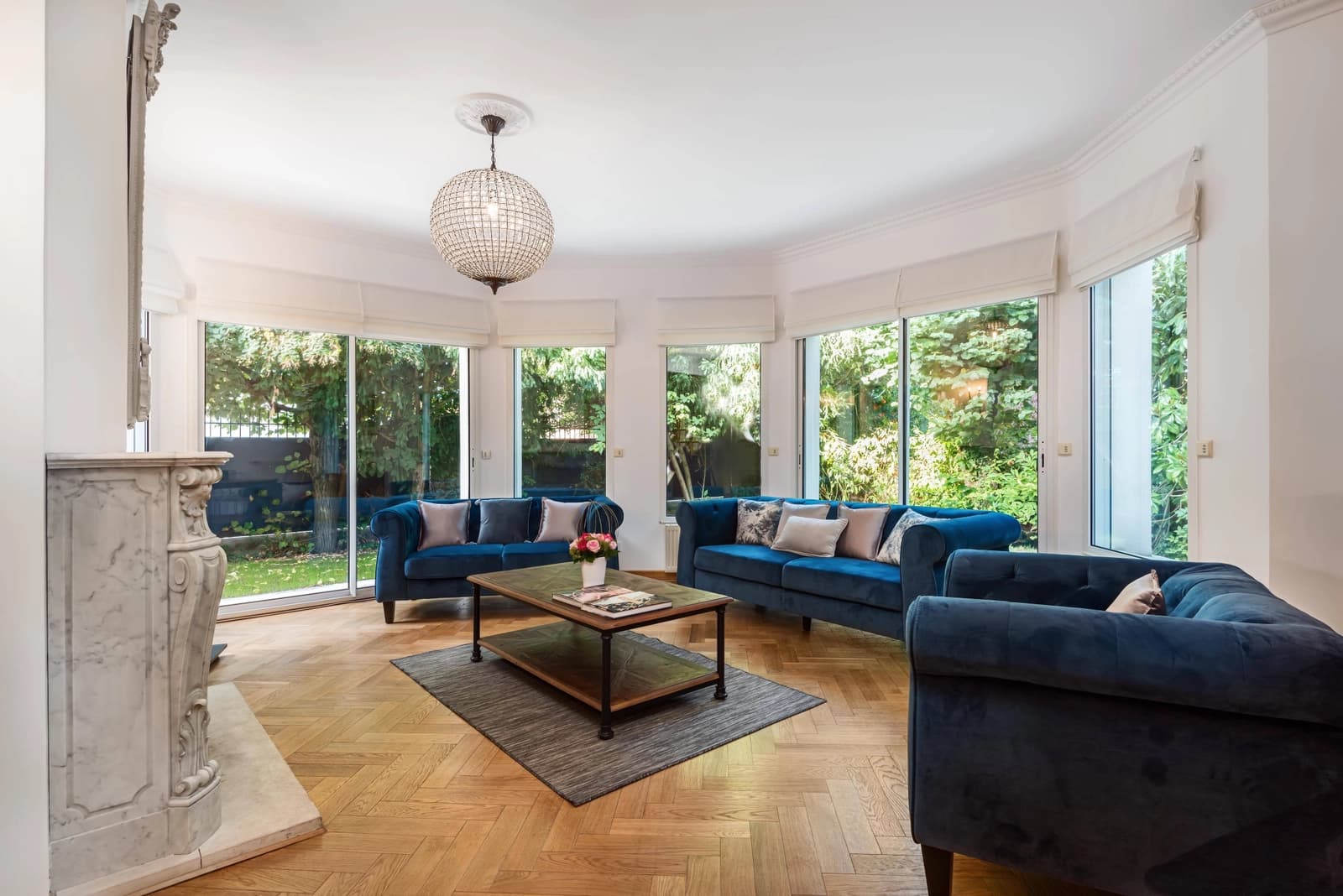 Salon dans Villa spacieuse de 270m², un lieu de vie d'exception - 1