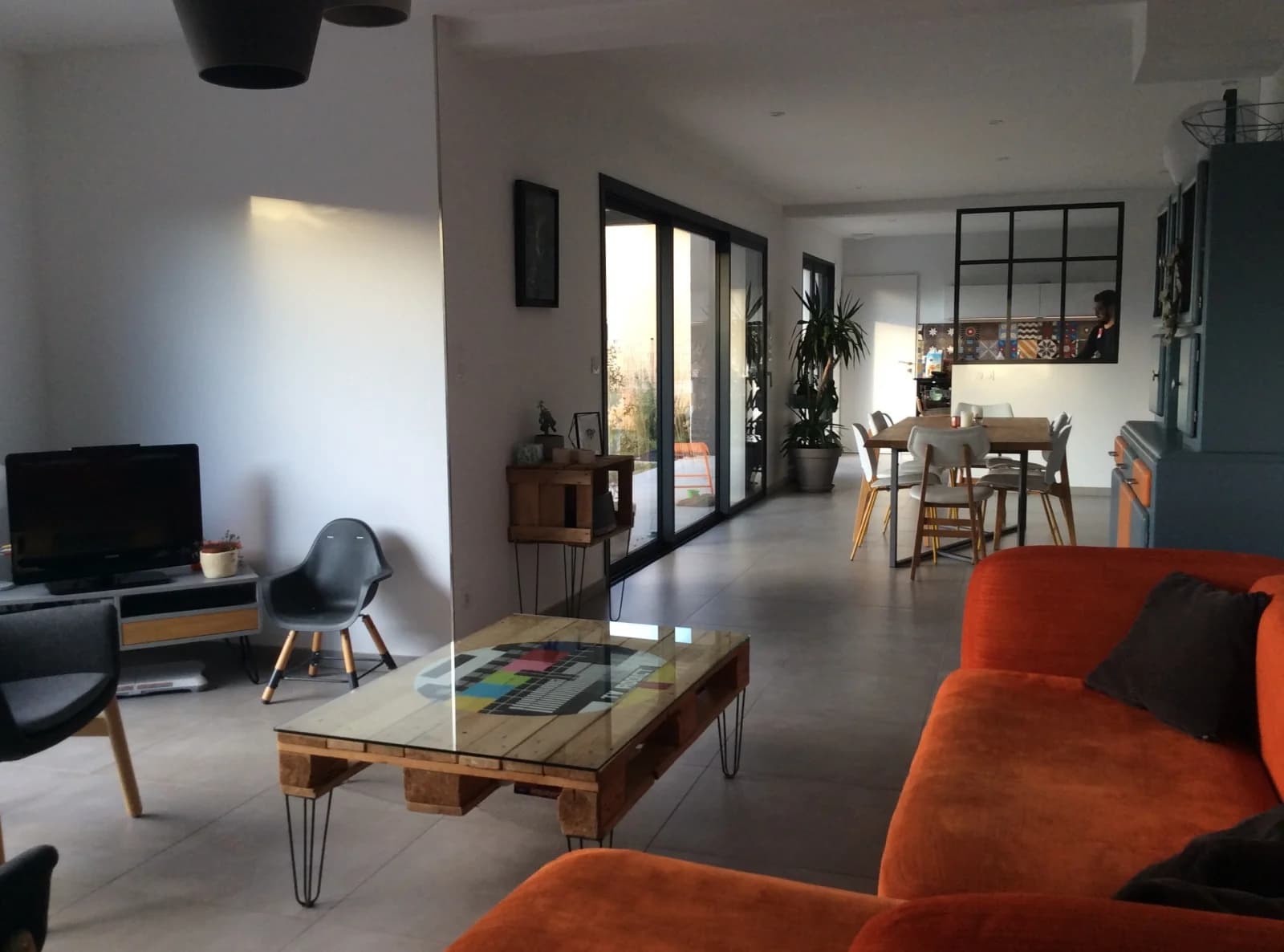 Extérieurs d'une villa moderne: jardin et piscine