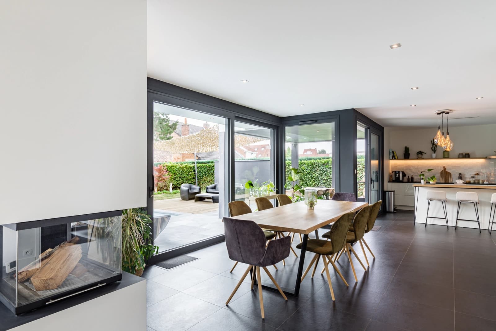 Salle de réunion dans Espace moderne ouvert sur jardin avec piscine - 1