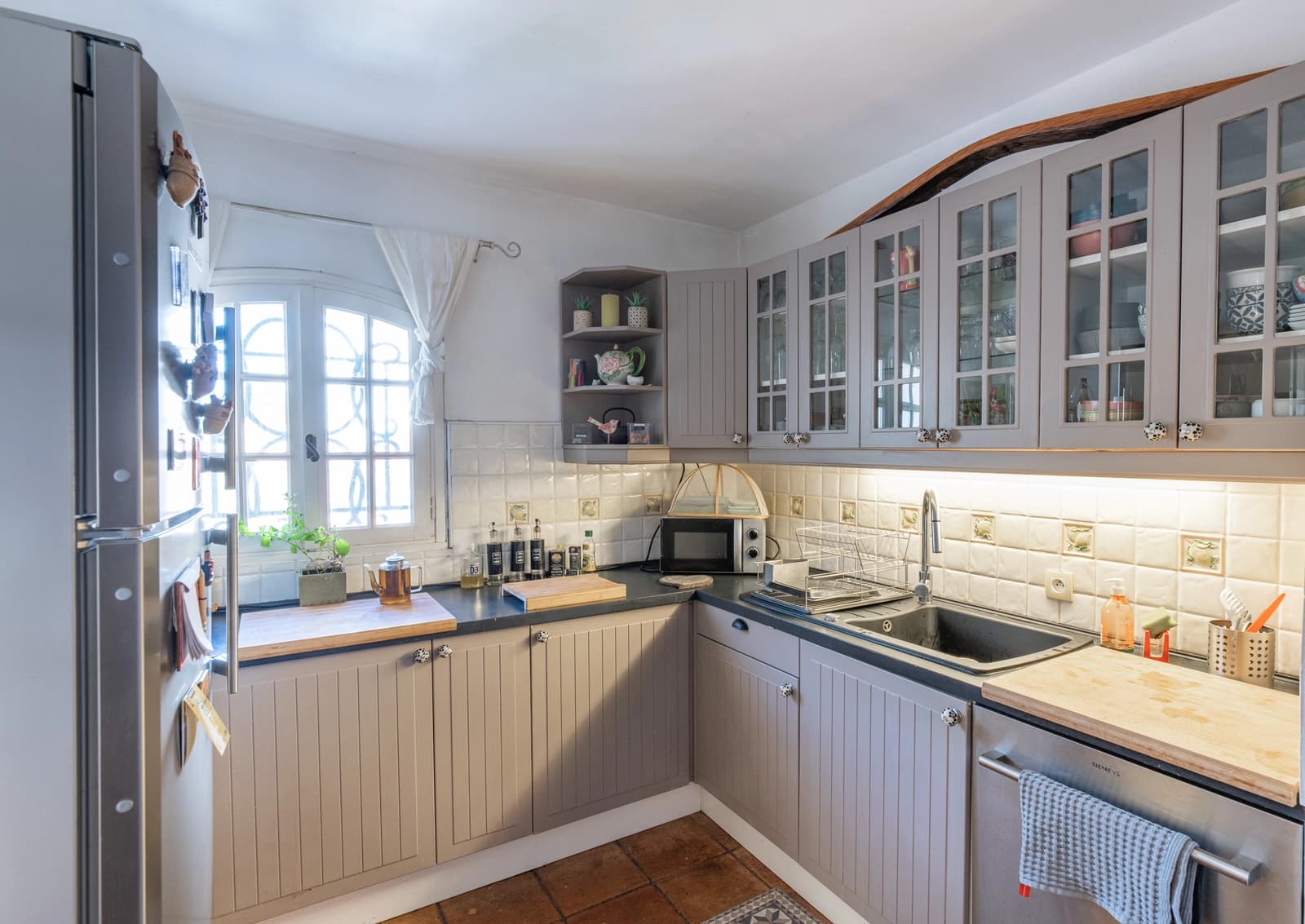Cuisine dans Cannes: villa de charme avec piscine et vue sur la mer - 1