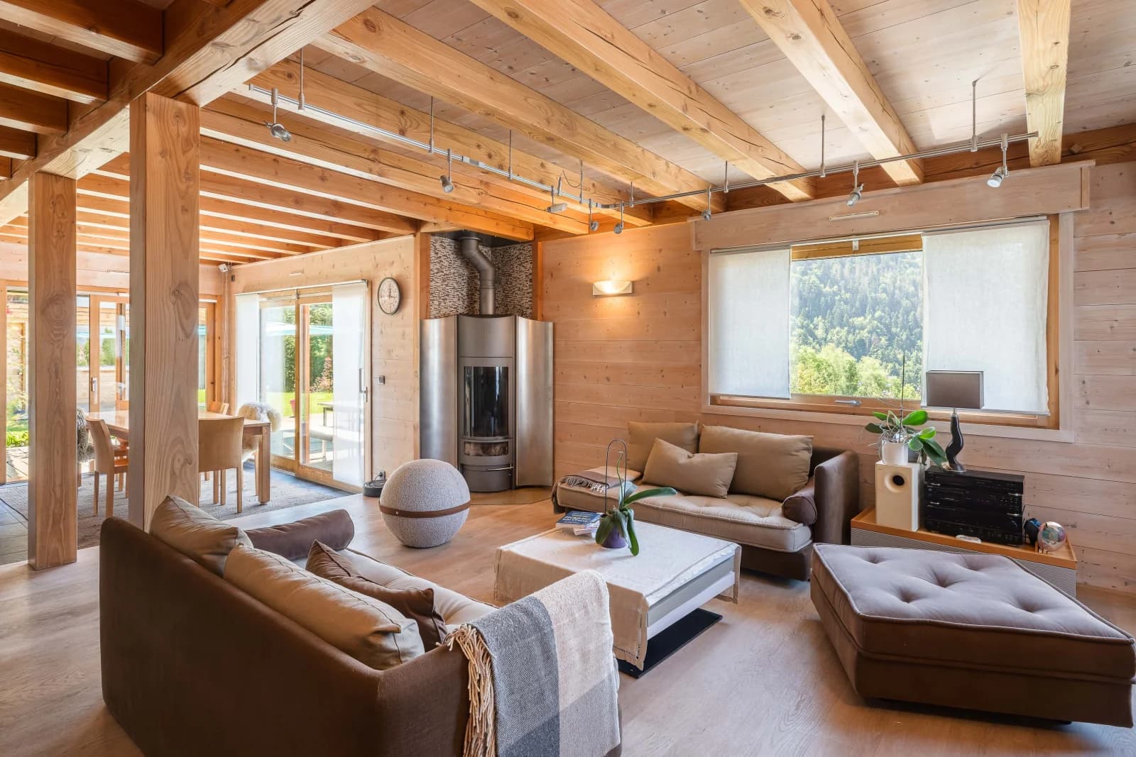 Chalet avec vue montagnes et piscine, quiétude absolue