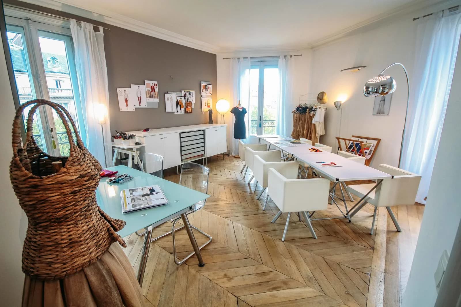 Salon dans Showroom & salon en appart Haussmannien, vue St-Augustin - 1
