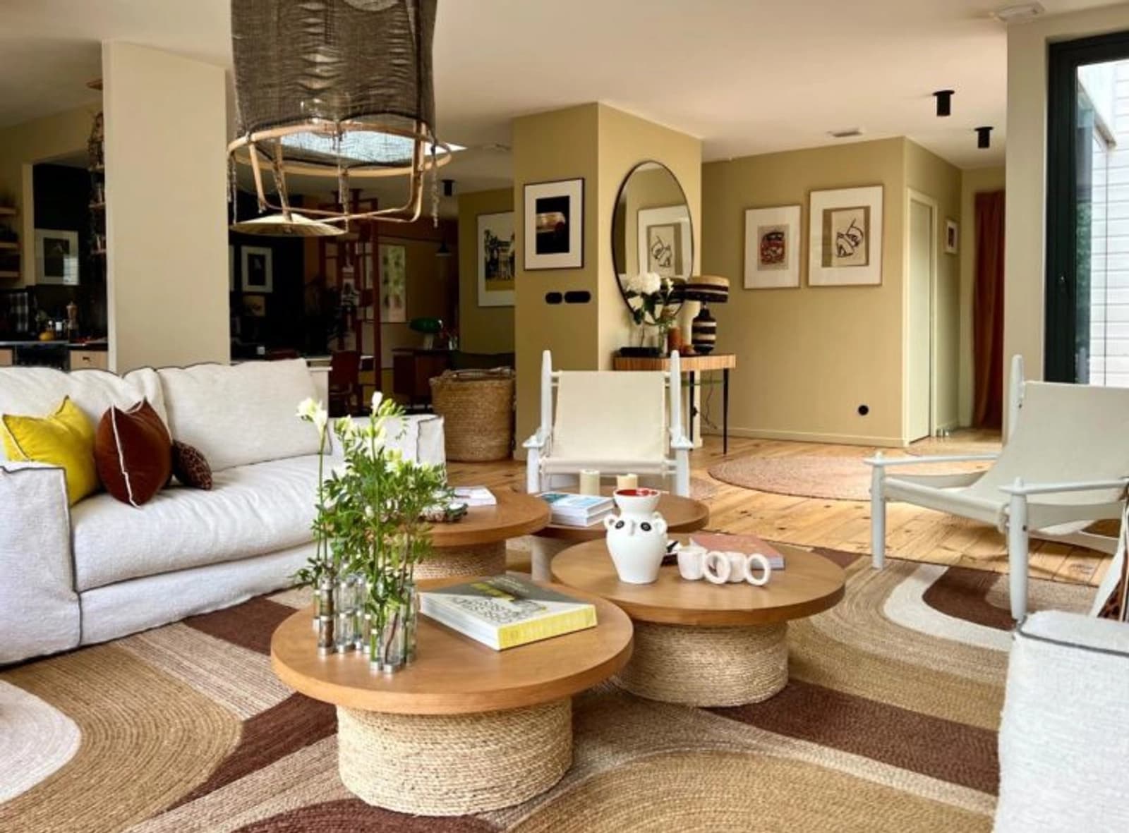 Salon dans Demeure de charme avec son patio et sa piscine privée - 1