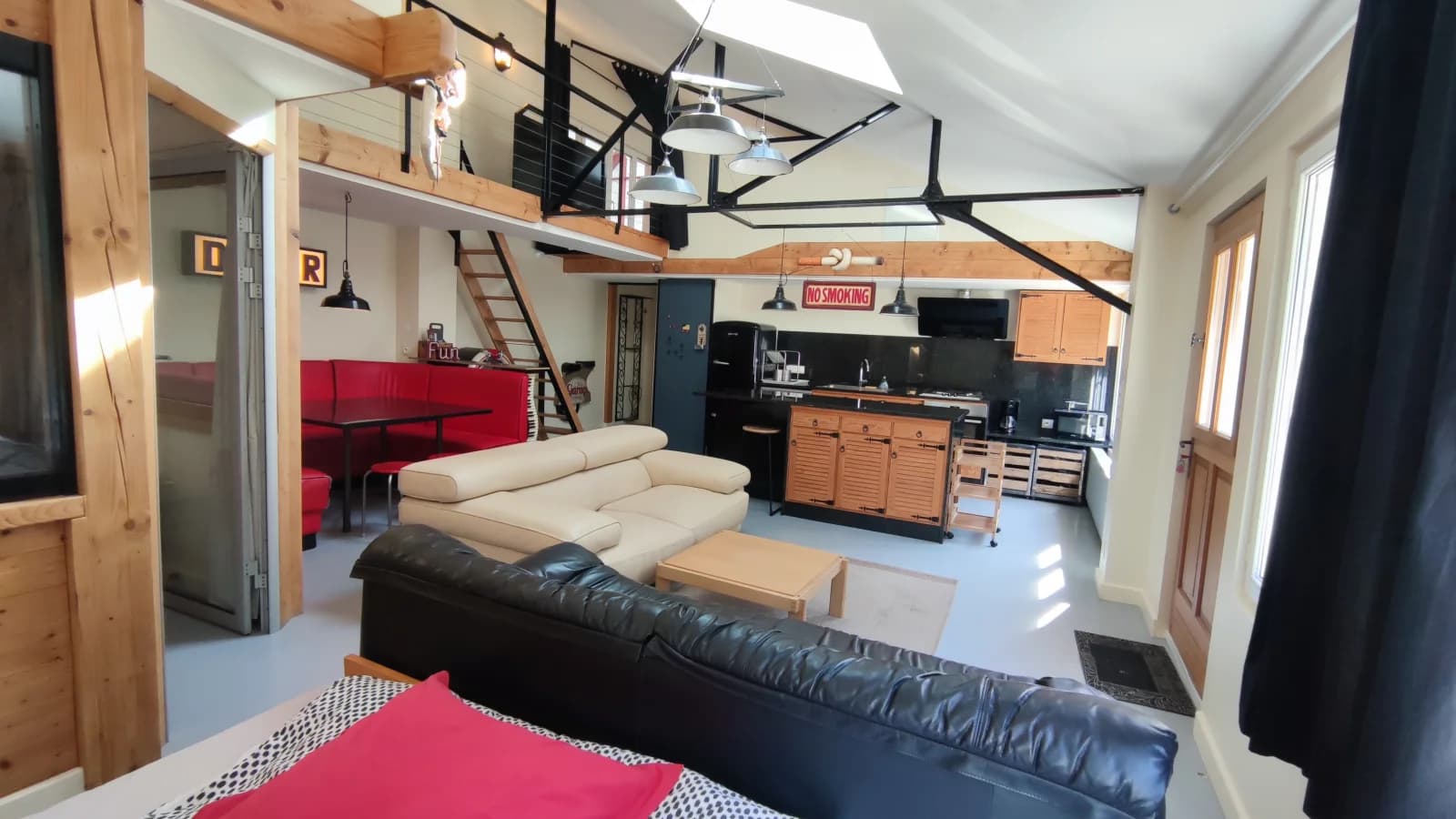 Espace loft à l'ambiance conviviale d'un diner rétro